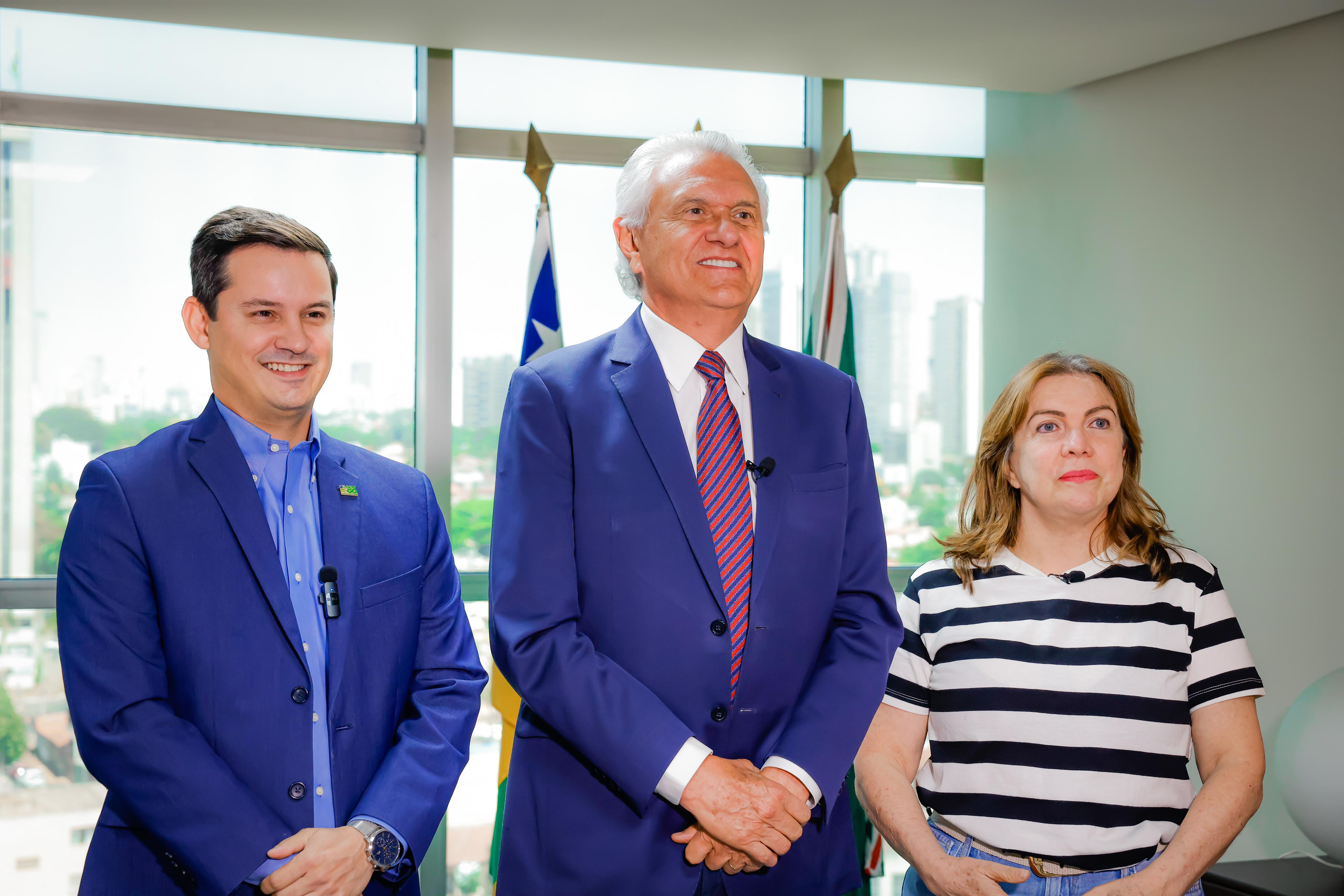 O governador Ronaldo Caiado, o presidente da Emater Rafael Gouveia e a secretária de Educação Fátima Gavioli. Previsão é que as primeiras turmas iniciem o projeto em 2025, com todas as classes em regi