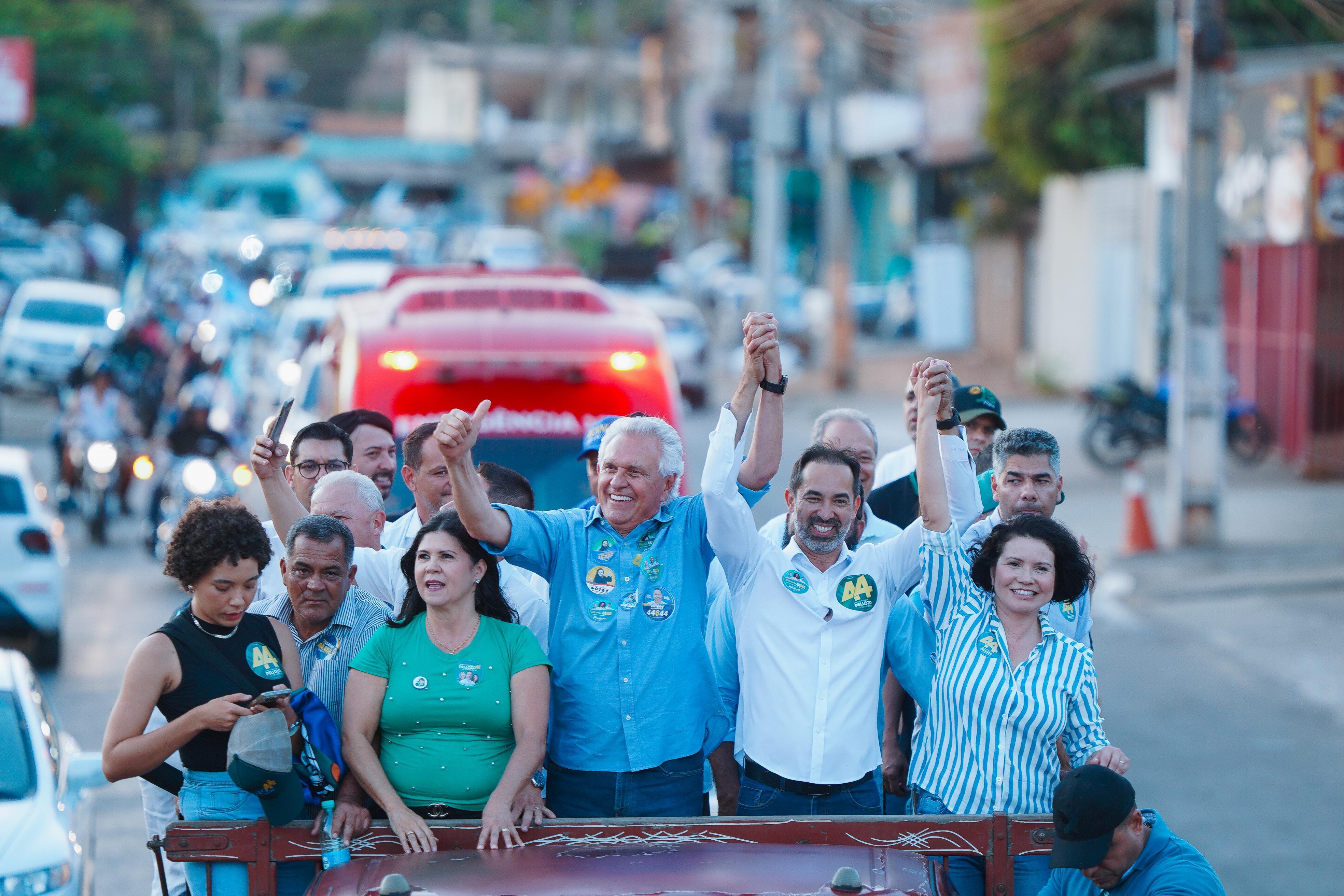 Caiado e Pellozo percorreram as principais ruas e avenidas de Senador Canedo em carreata