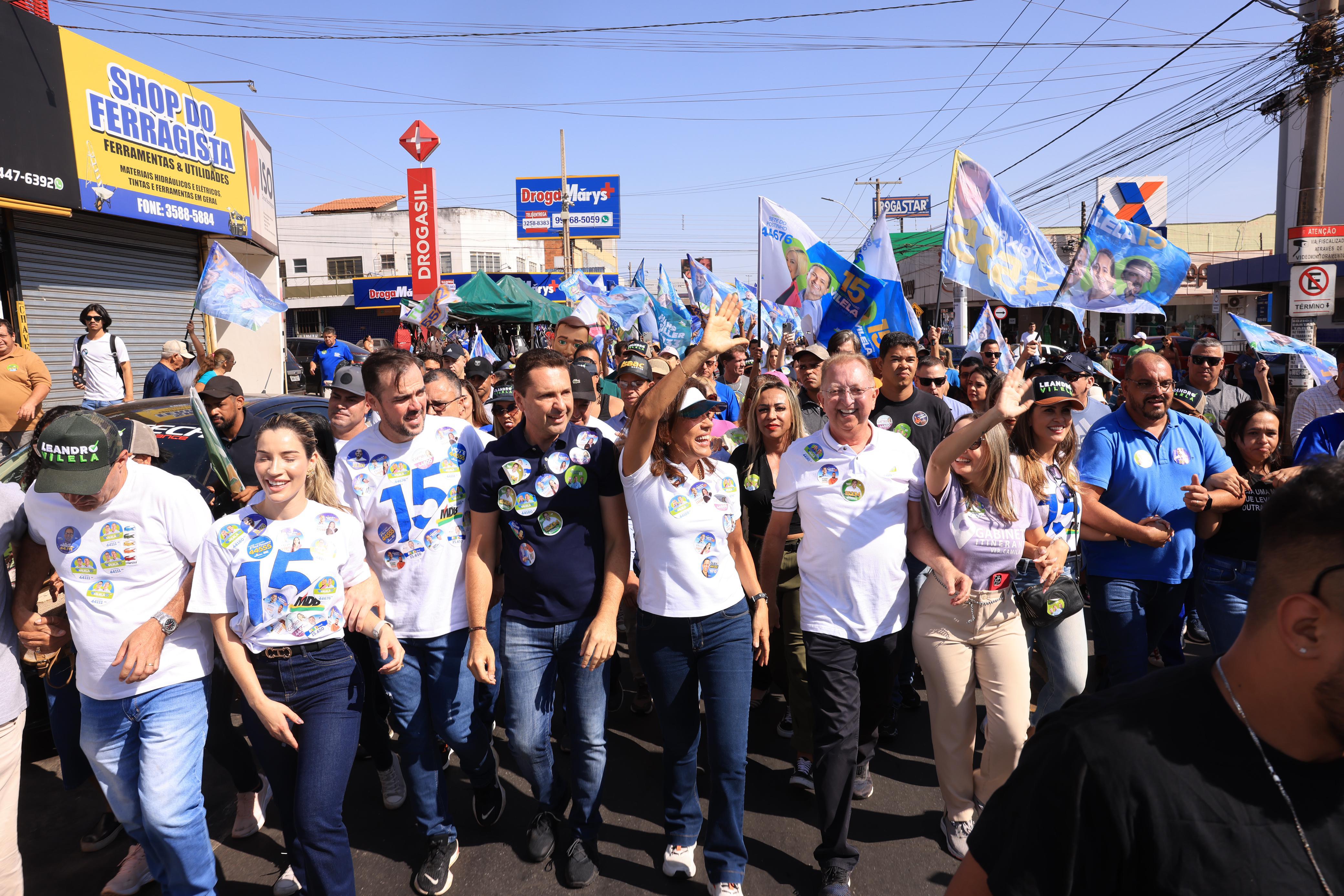 Gracinha Caiado,o casal Gustavo e Mayara Mendanha e Leandro Vilela ao lado do candidato a vice João Campos movimentam ruas de Aparecida em caminhada de campanha