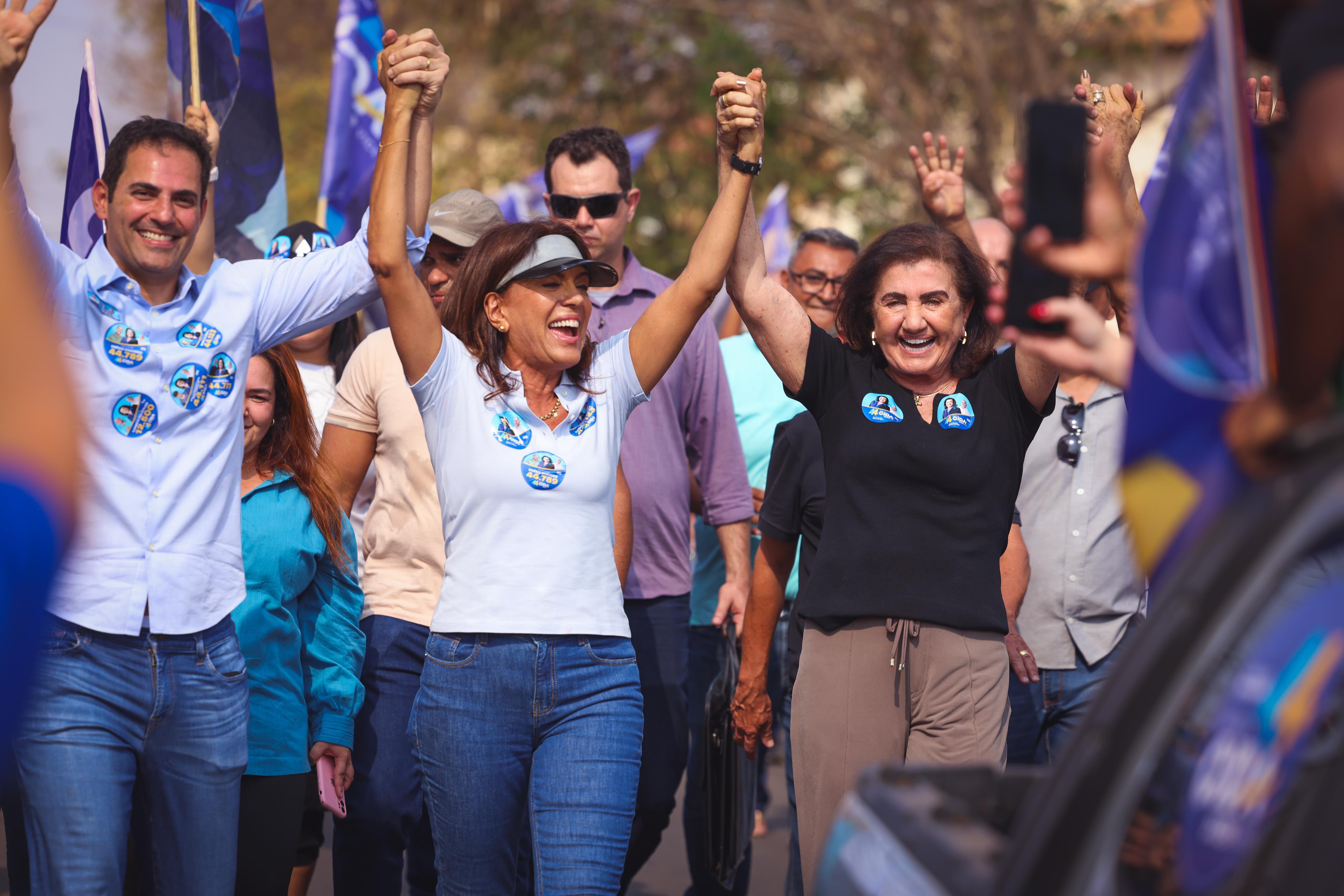 Durante caminhada em apoio à Cida Tomazini, Gracinha Caiado foi aplaudida pelos manifestantes: 