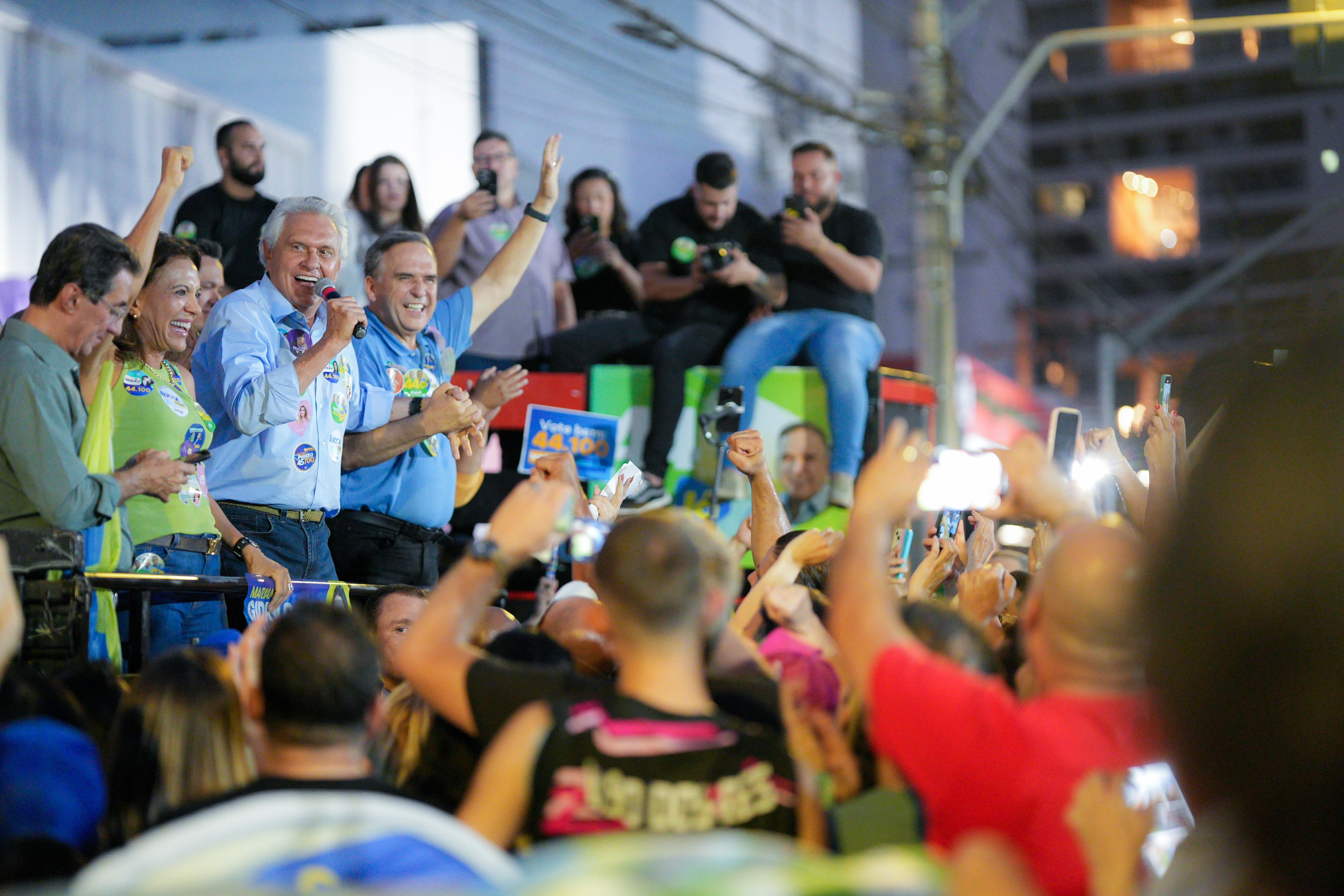 Caiado e Gracinha participam de bandeiraço na Praça Tamandaré com milhares de apoiadores de Mabel