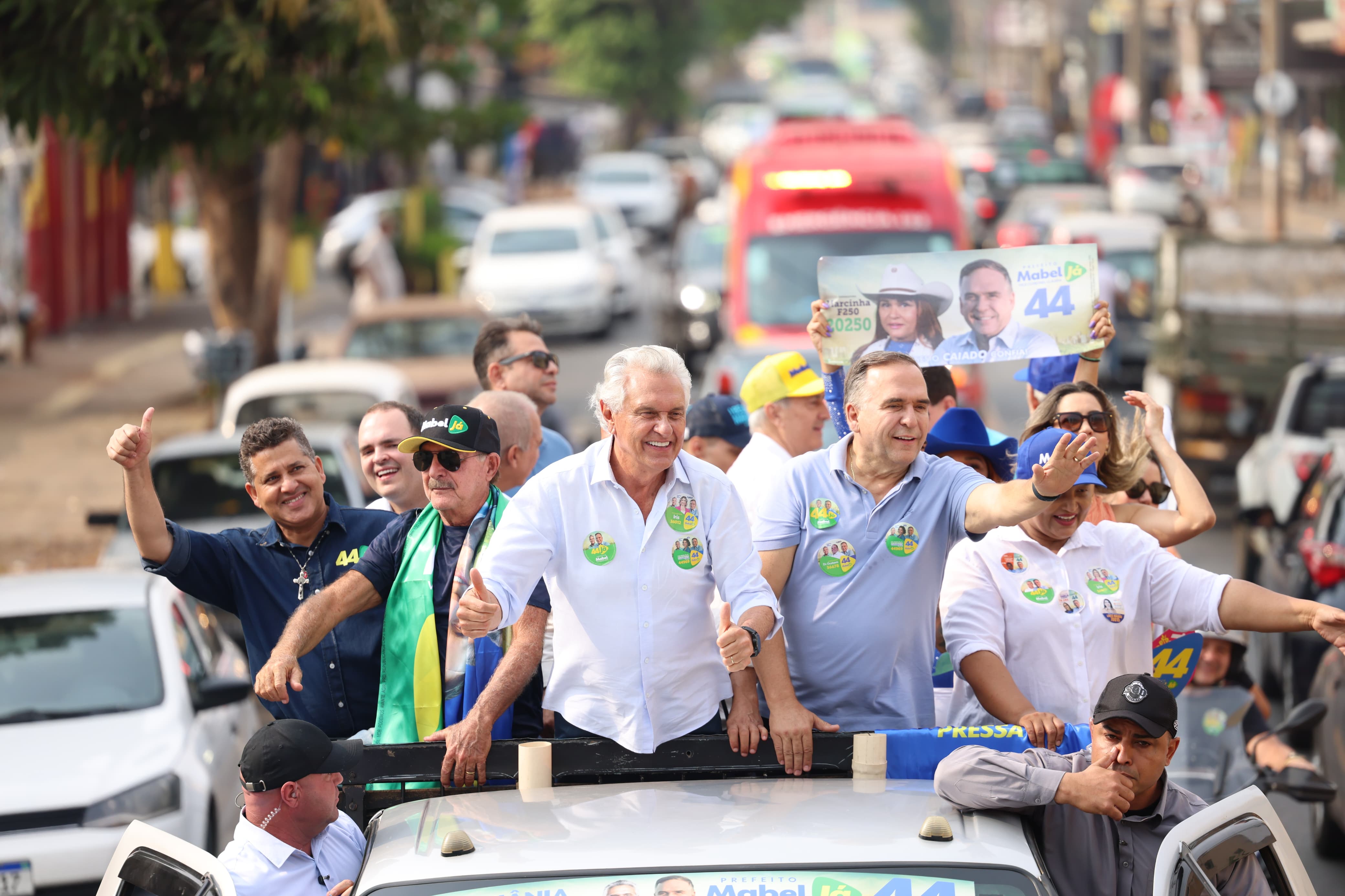 Recepcionados com entusiasmo, Mabel e Caiado percorrem região Norte em megacarreata