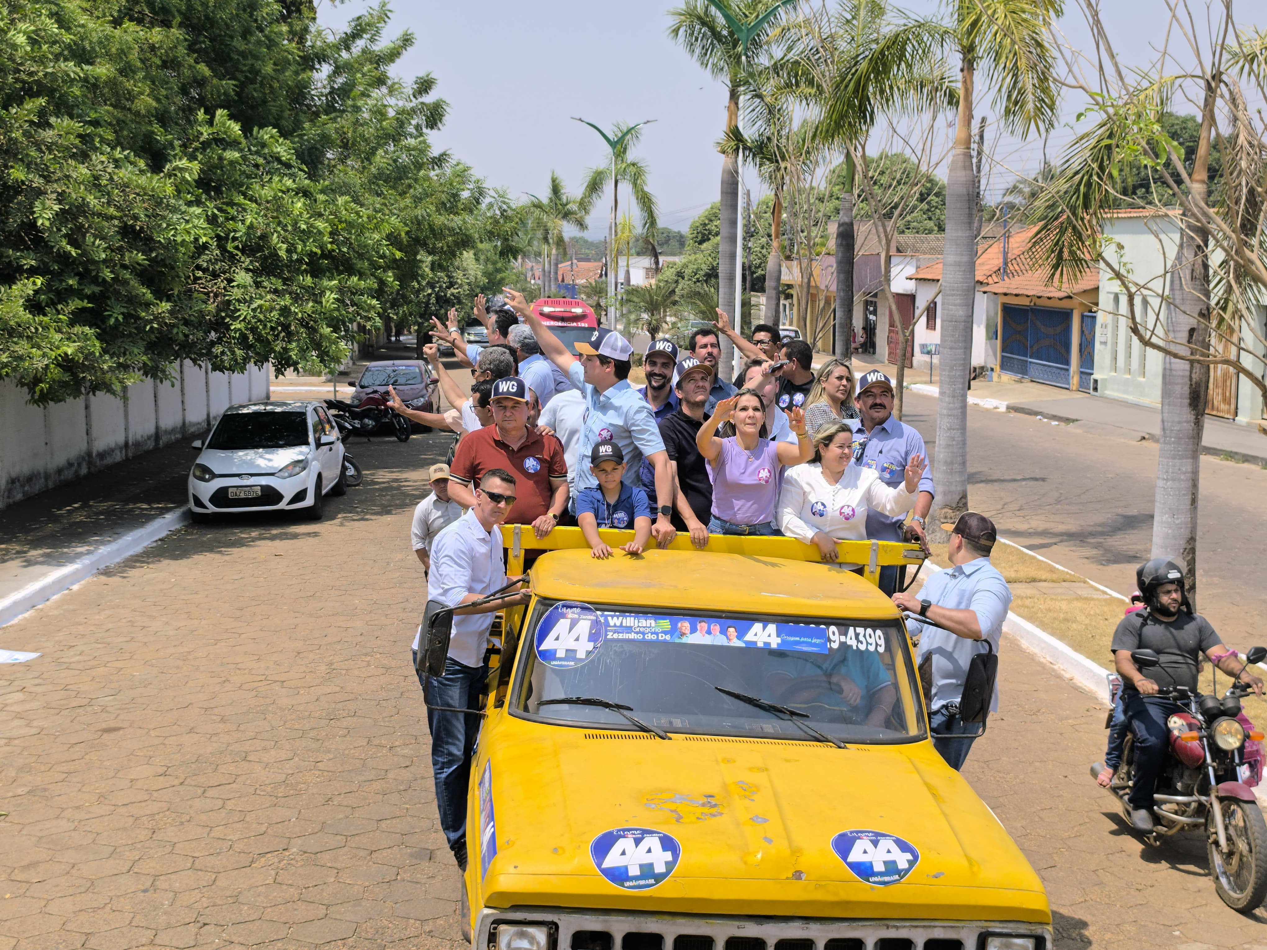 Vice-governador, Daniel Vilela participa de carreata em apoio à reeleição de Willian Gregório (UB), em Bom Jardim de Goiás