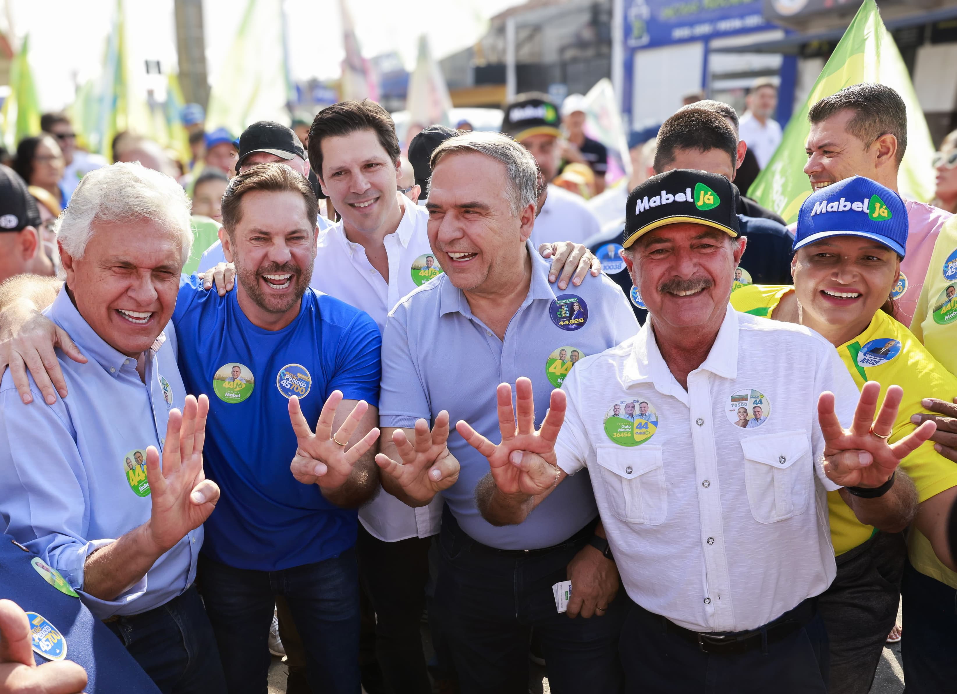 Caiado participa de caminhada na Fama ao lado de Mabel: proposta de revitalizar o comércio da região