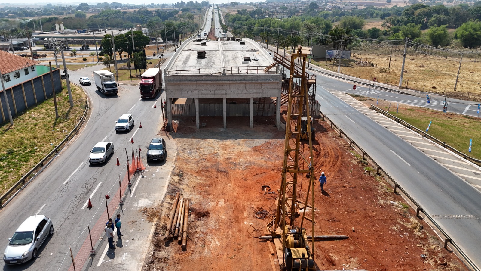 Goinfra executa reforço do solo para implantação das rampas de acesso ao viaduto, obra fundamental para melhorar a trafegabilidade na Rodovia dos Romeiros