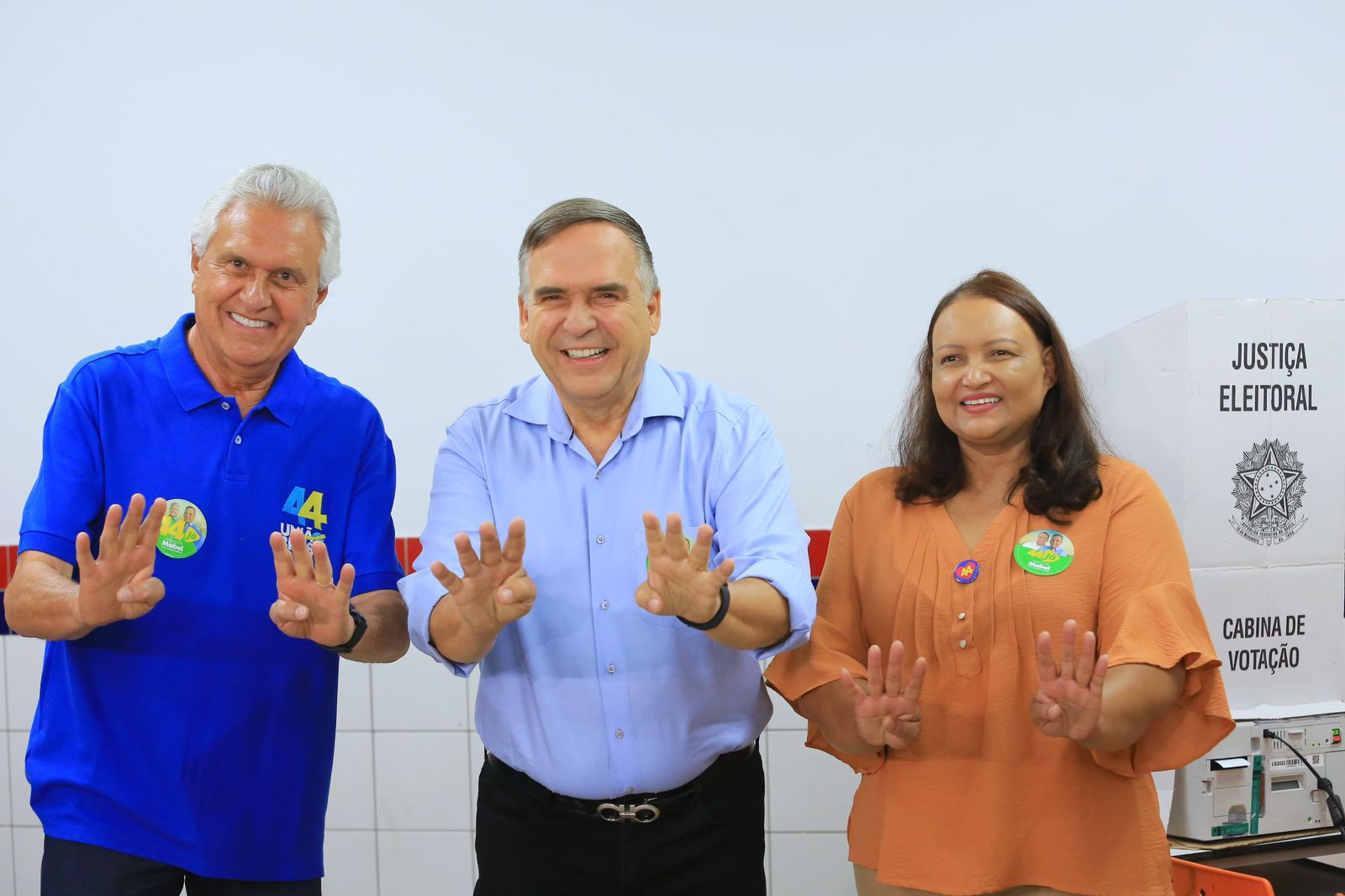 Caiado e Mabel durante votação em Goiânia: confiança na vitória e plano de parceria em futura gestão