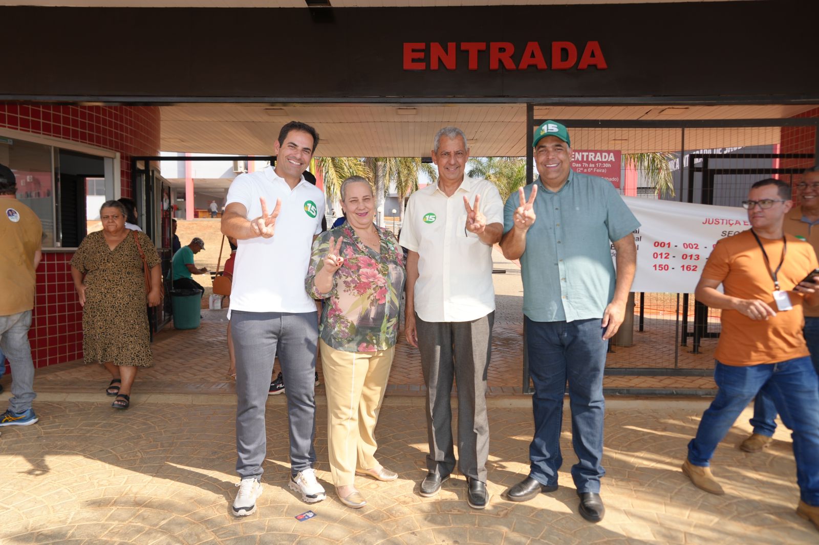 Velomar Rios acompanhado da esposa e futura 1ª dama Neuza Teodora Rios, o Assessor Especial da Governadoria Luiz Sampaio e o deputado estadual Jamil Calife na entrada da faculdade UNA