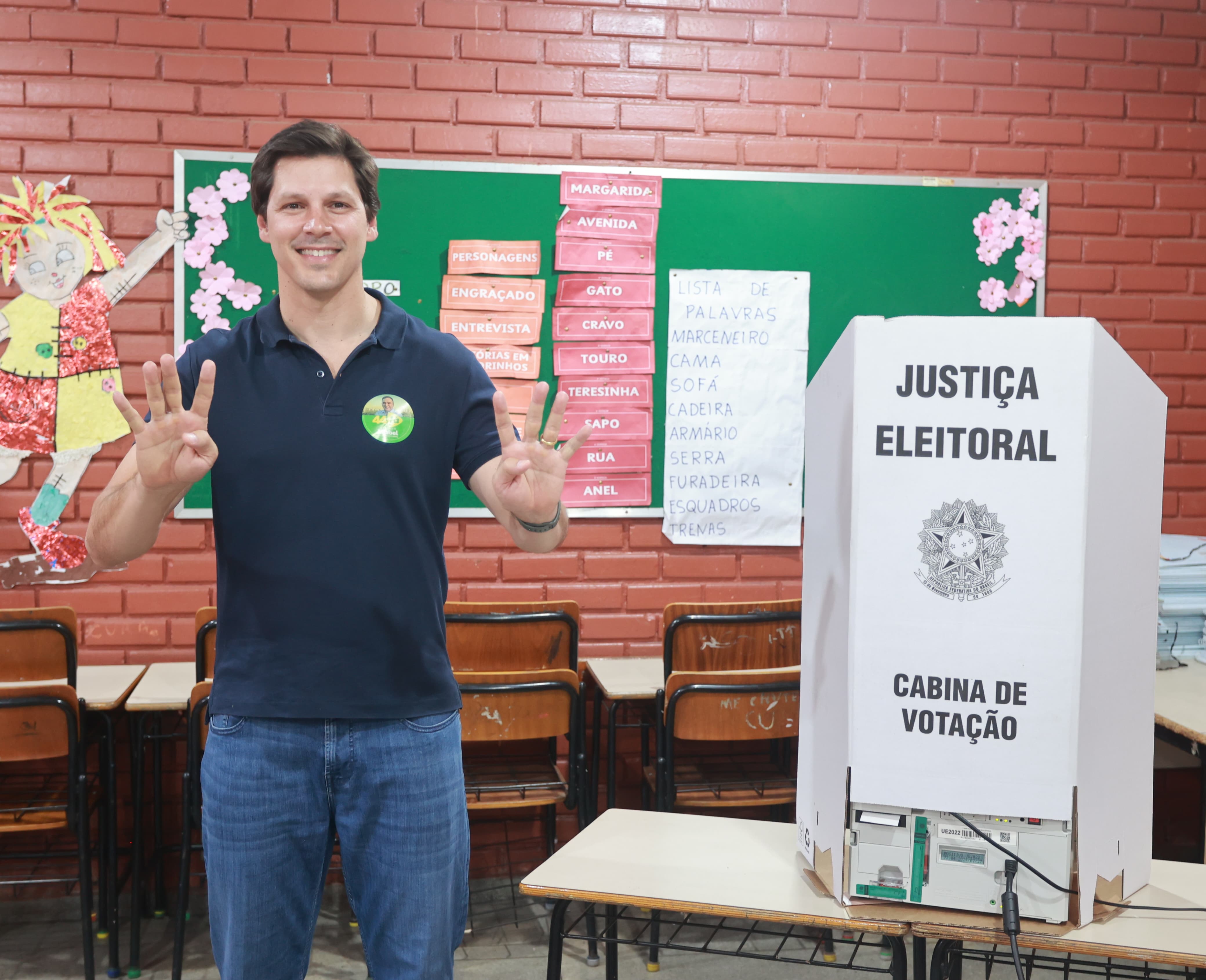 Acompanhado pela família, Daniel Vilela vota em escola municipal no setor Água Branca, em Goiânia