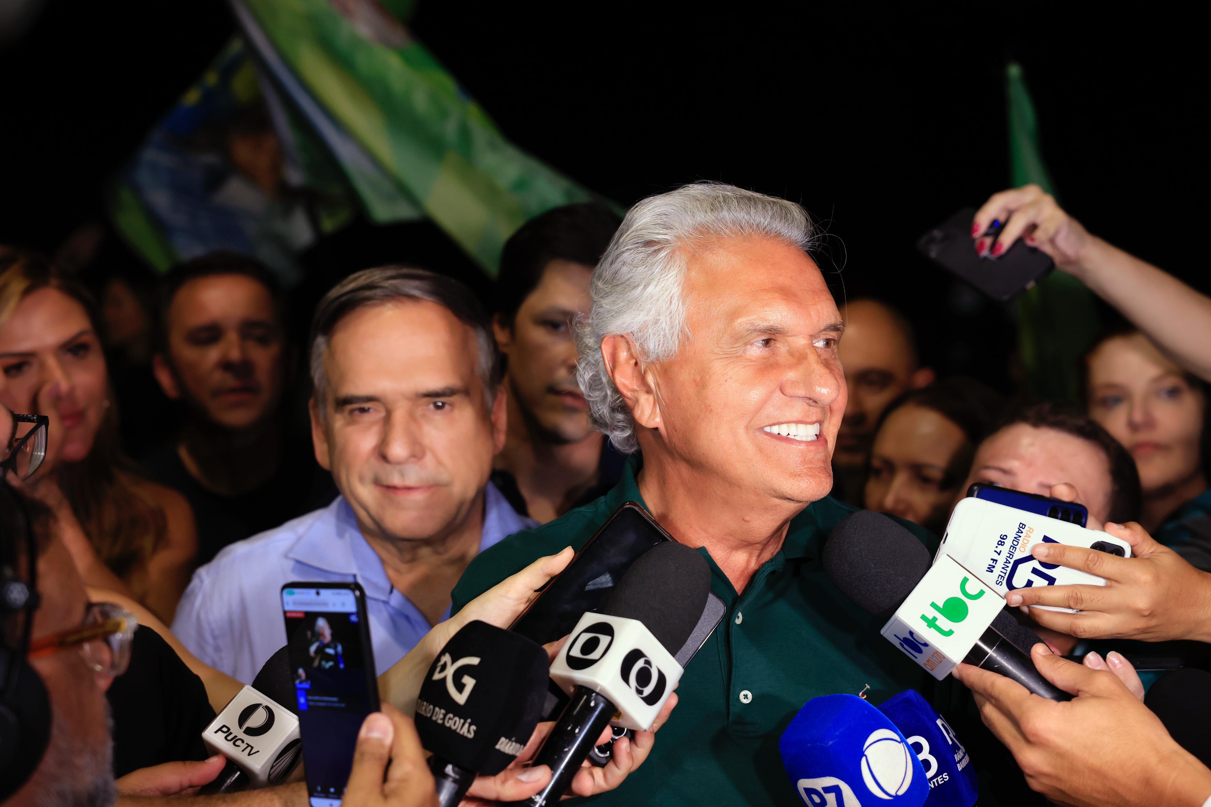 Caiado e Mabel em entrevista coletiva na Praça Cívica, após a apuração dos votos de Goiânia: plano para o segundo turno é dialogar ainda mais com a população e apresentar soluções exequíveis para os p