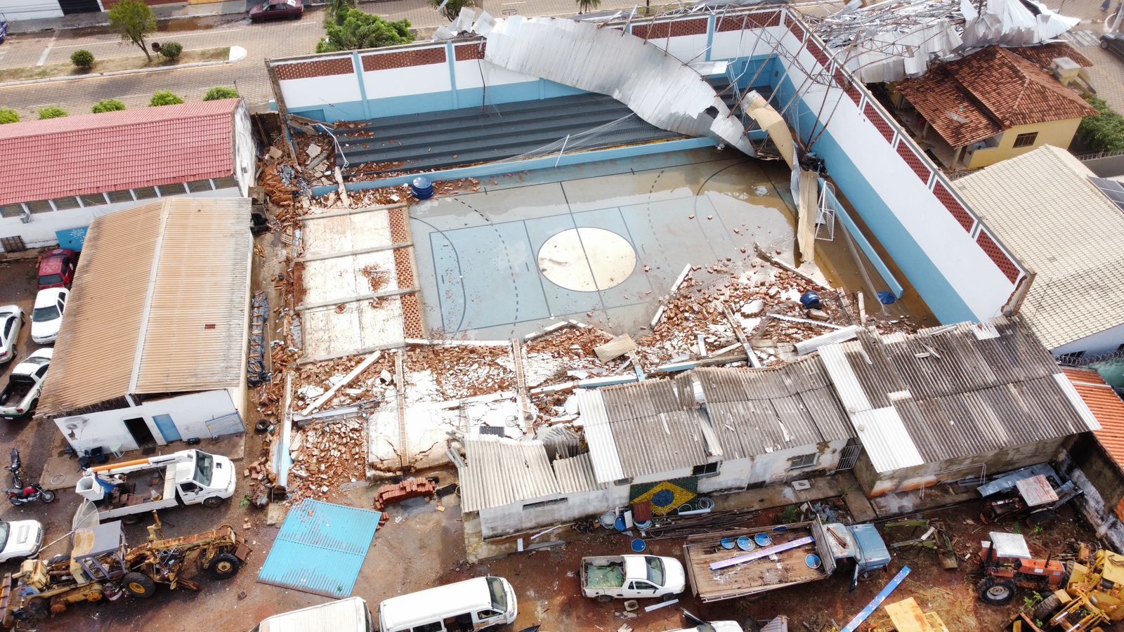 Tempestade com ventos de até 80 km/h atinge Três Ranchos 