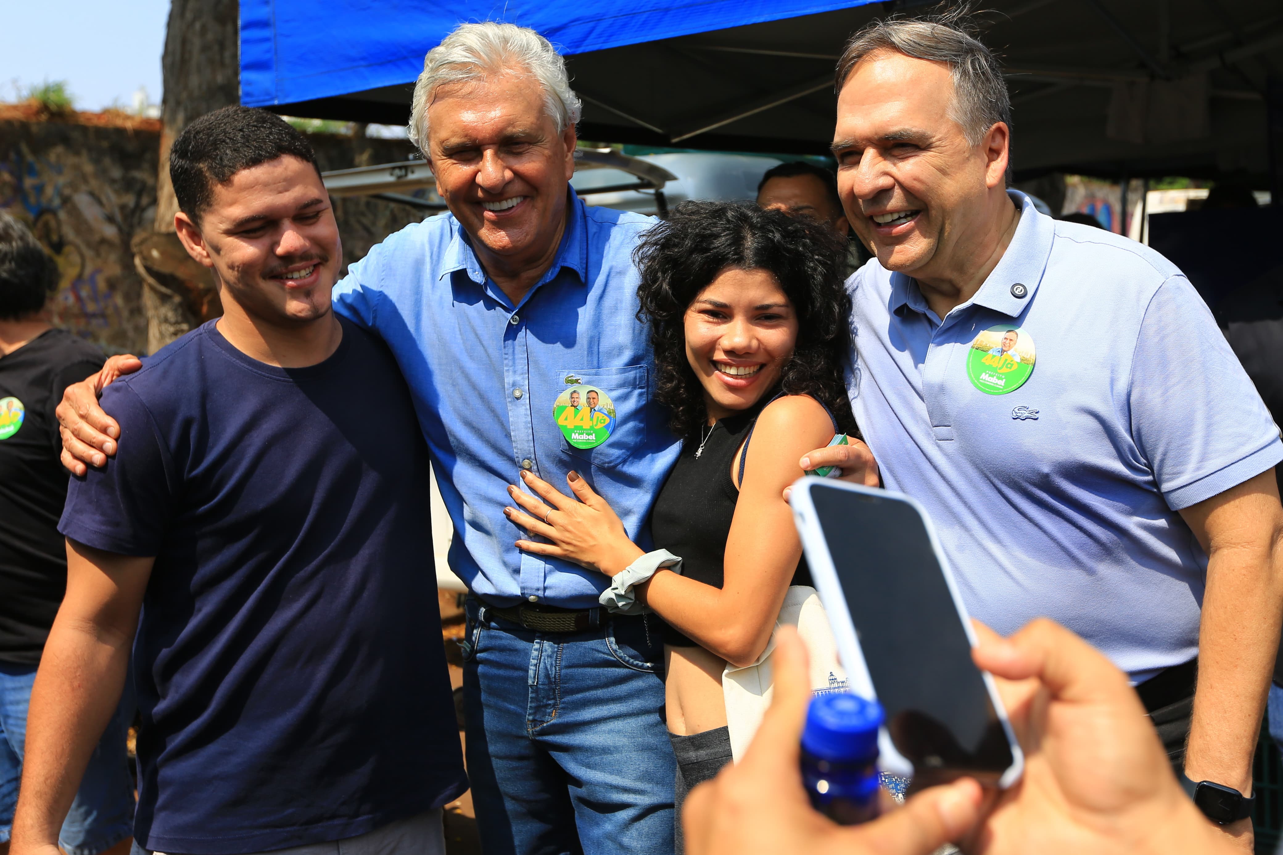 Mabel e Caiado visitam feira da Vila Nova e são recepcionados com entusiasmo neste domingo (13)