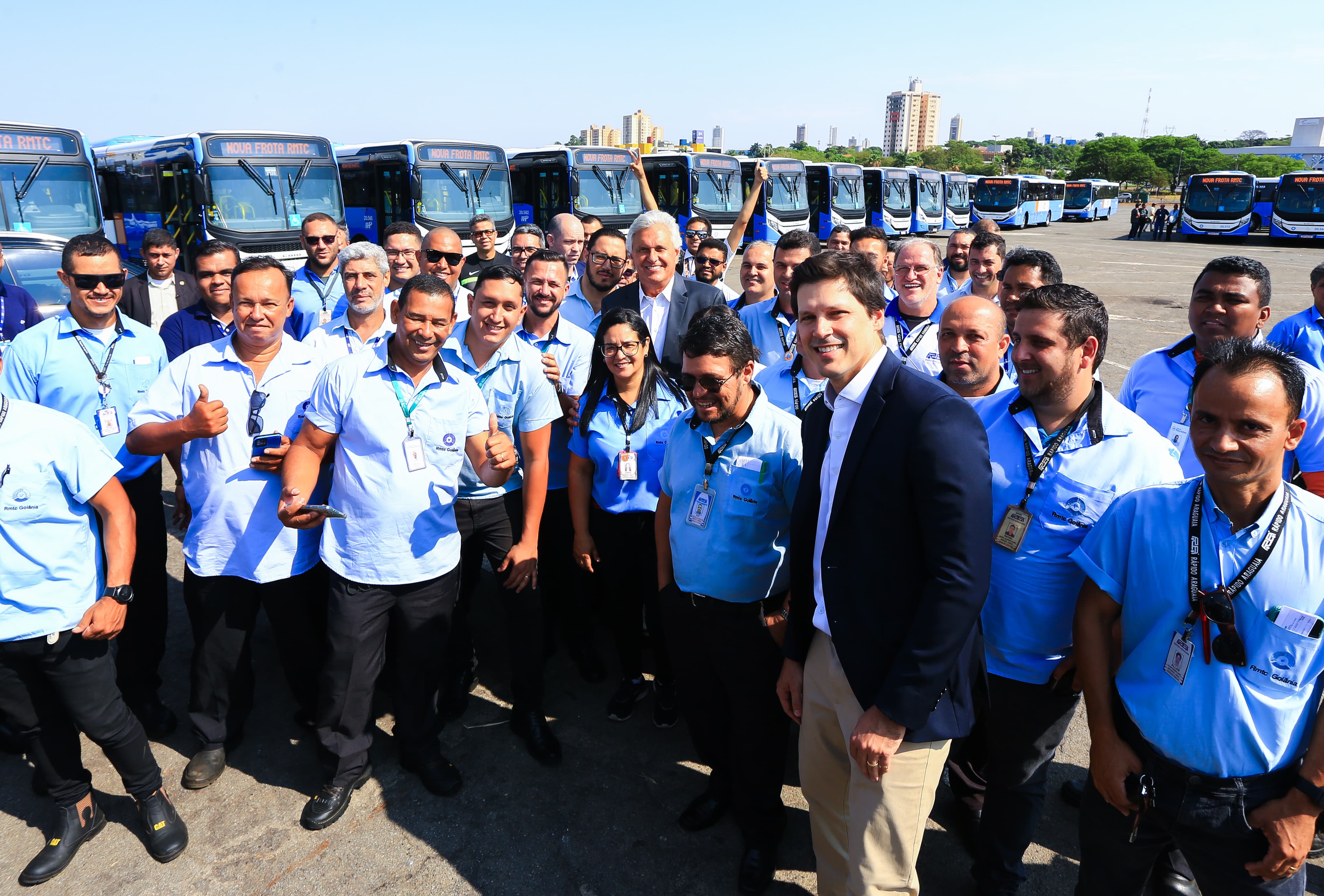 Governador Ronaldo Caiado e autoridades vistoriam novos ônibus da RMTC: maior qualidade e conforto para o usuário do transporte público