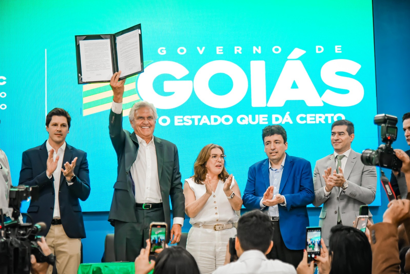 Evento de anúncio do novo plano de carreira para professores na Seduc tem participação de Daniel Vilela, que reforça o compromisso do Governo de Goiás com a educação