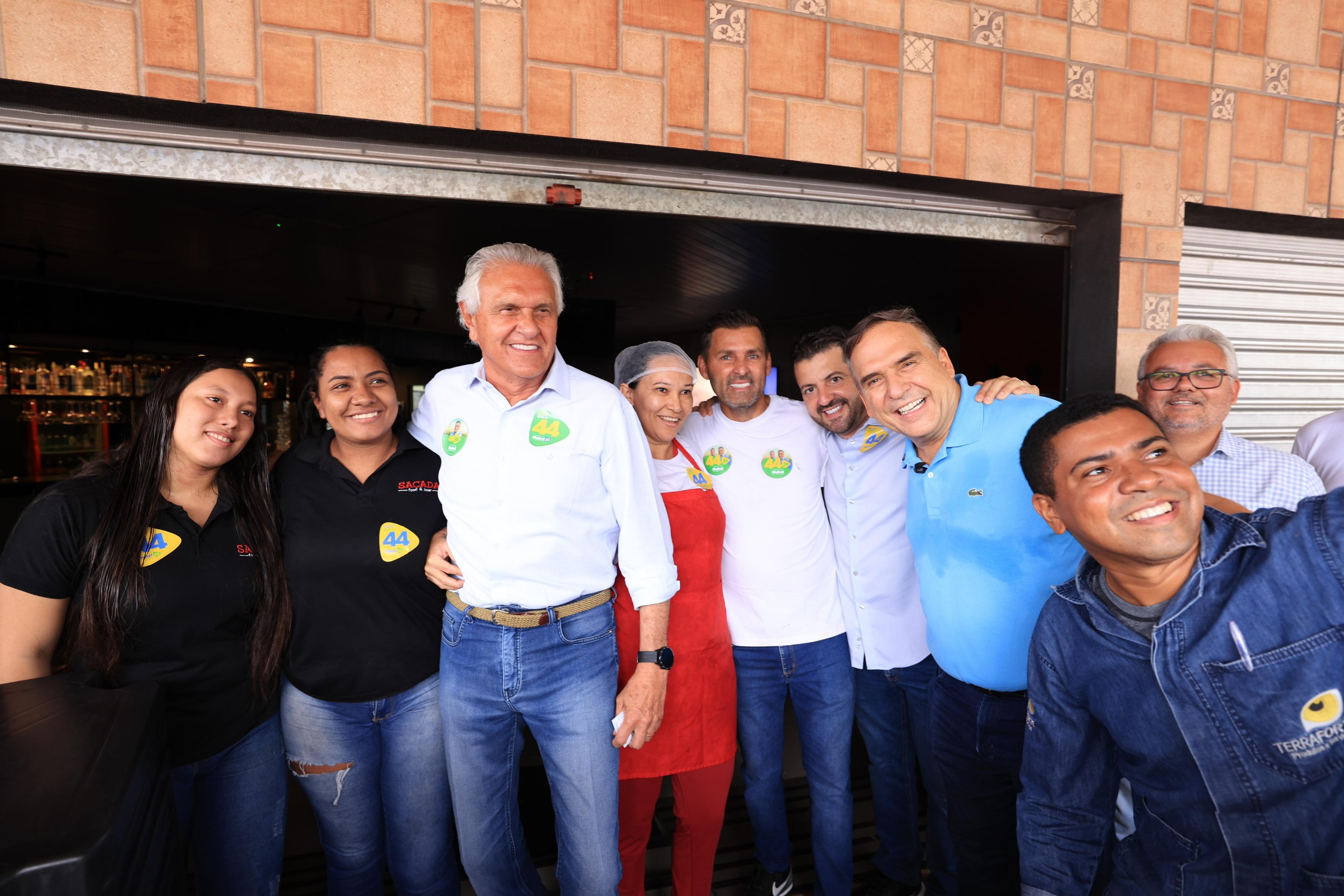 Caiado e Mabel percorrem avenida do Guanabara e falam com moradores sobre importância do voto certo no segundo turno