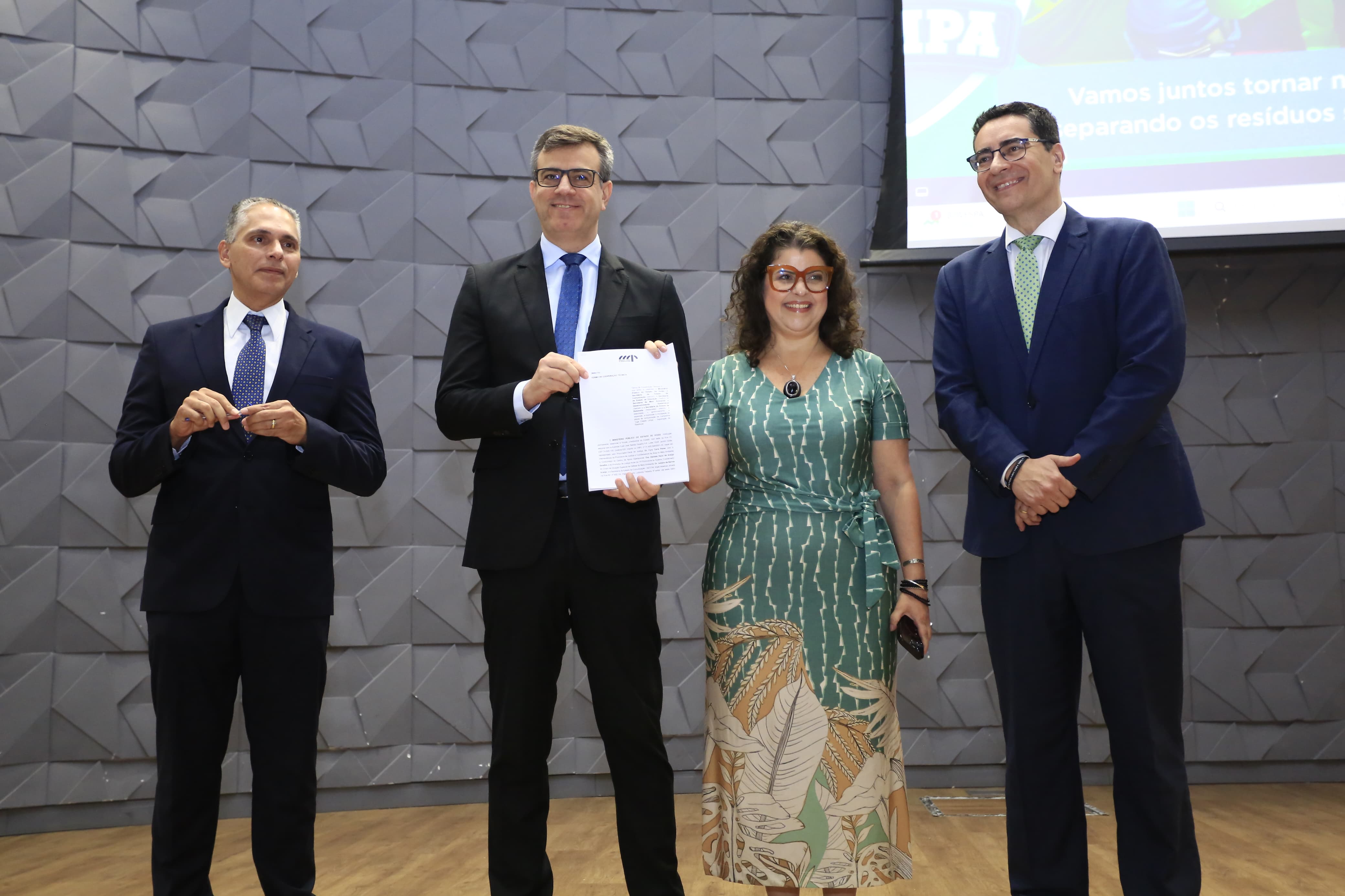 Representantes do Governo de Goiás, Ministério Público, Assembleia e entidades civis participaram do II Seminário Recicla Goiás nesta quarta-feira (16/10)