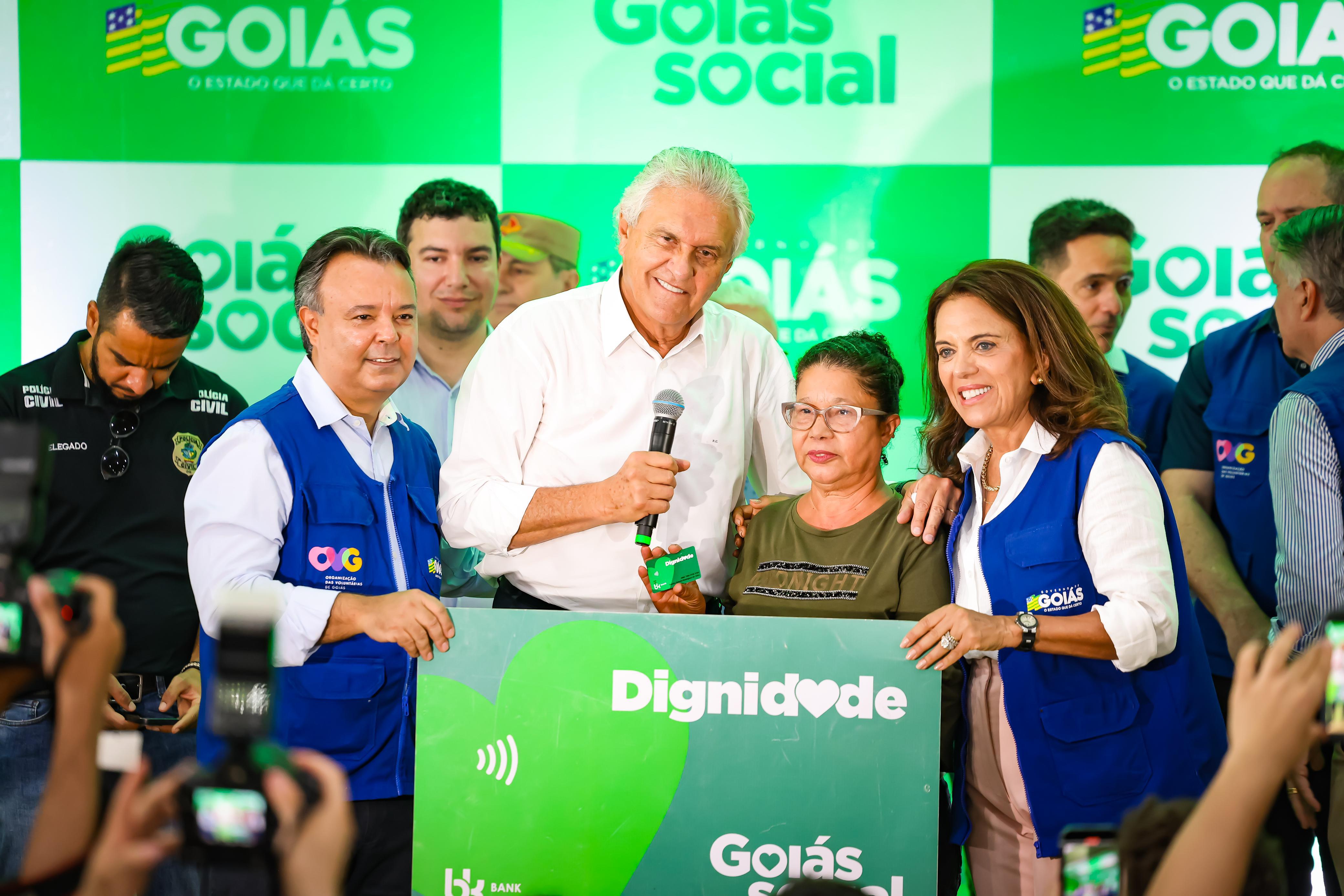 Governador Ronaldo Caiado e a coordenadora do Goiás Social, primeira-dama Gracinha Caiado, abriram o Goiás Social da Vila Pedroso em Goiânia nesta quinta-feira (17/10)