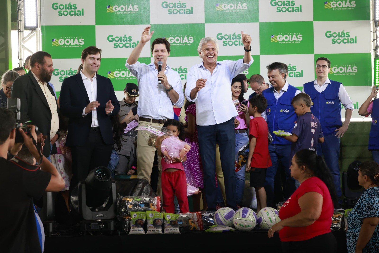 Daniel Vilela marca presença na abertura do Goiás Social na Vila Abajá, em Goiânia; evento oferece atendimento gratuito variado à população