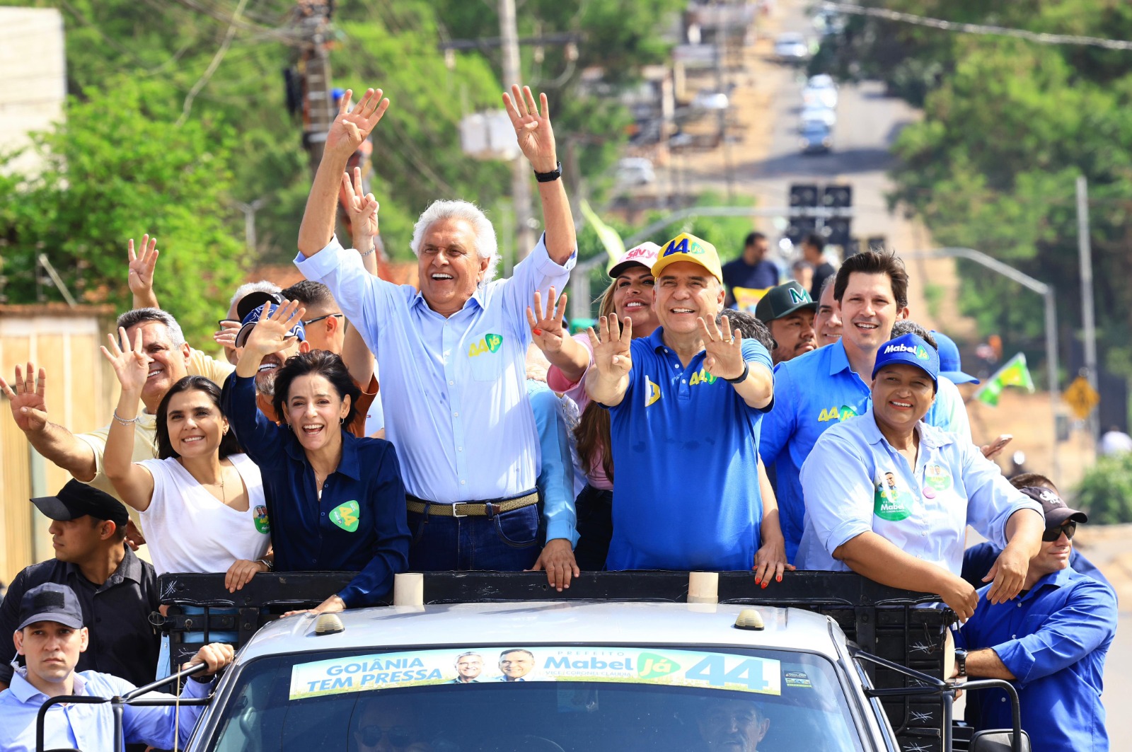 Com grande apoio popular, Caiado e Mabel percorrem ruas e avenidas da região Noroeste em carreata