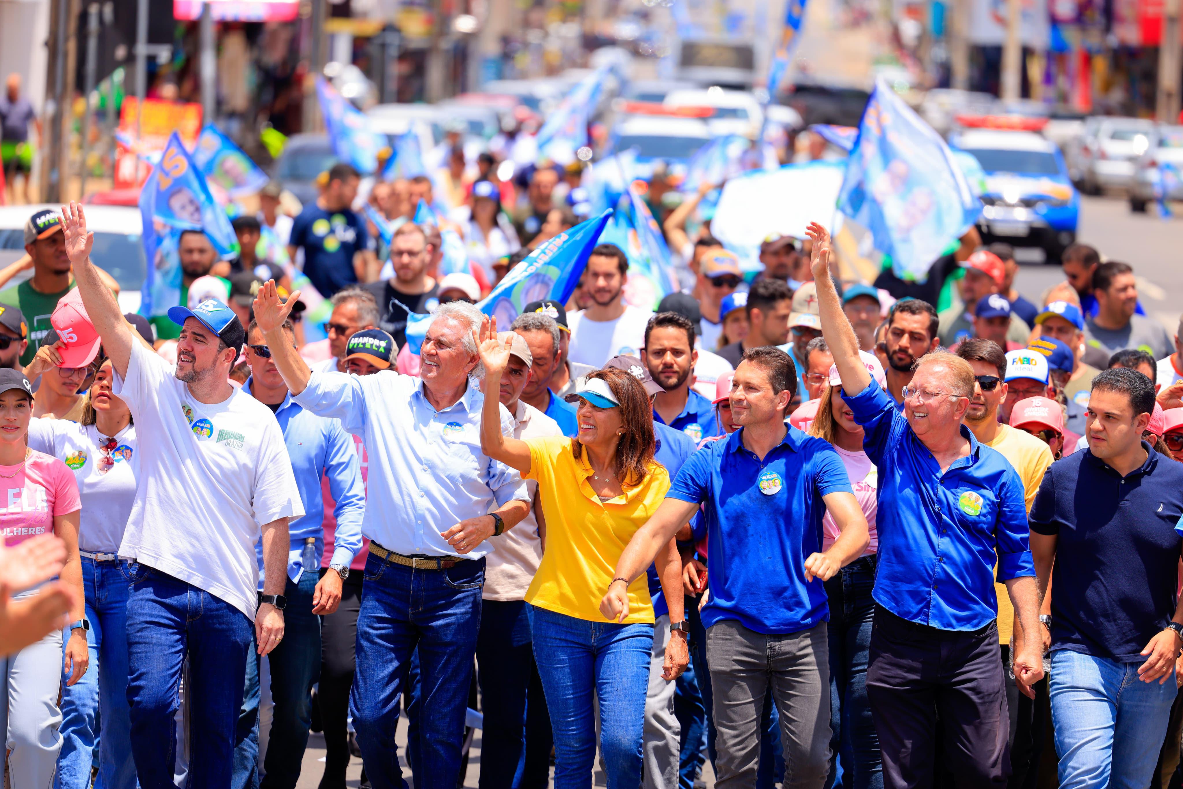 Em festa, população de Aparecida sai às ruas para saudar Vilela e Caiado durante caminhada com milhares de apoiadores