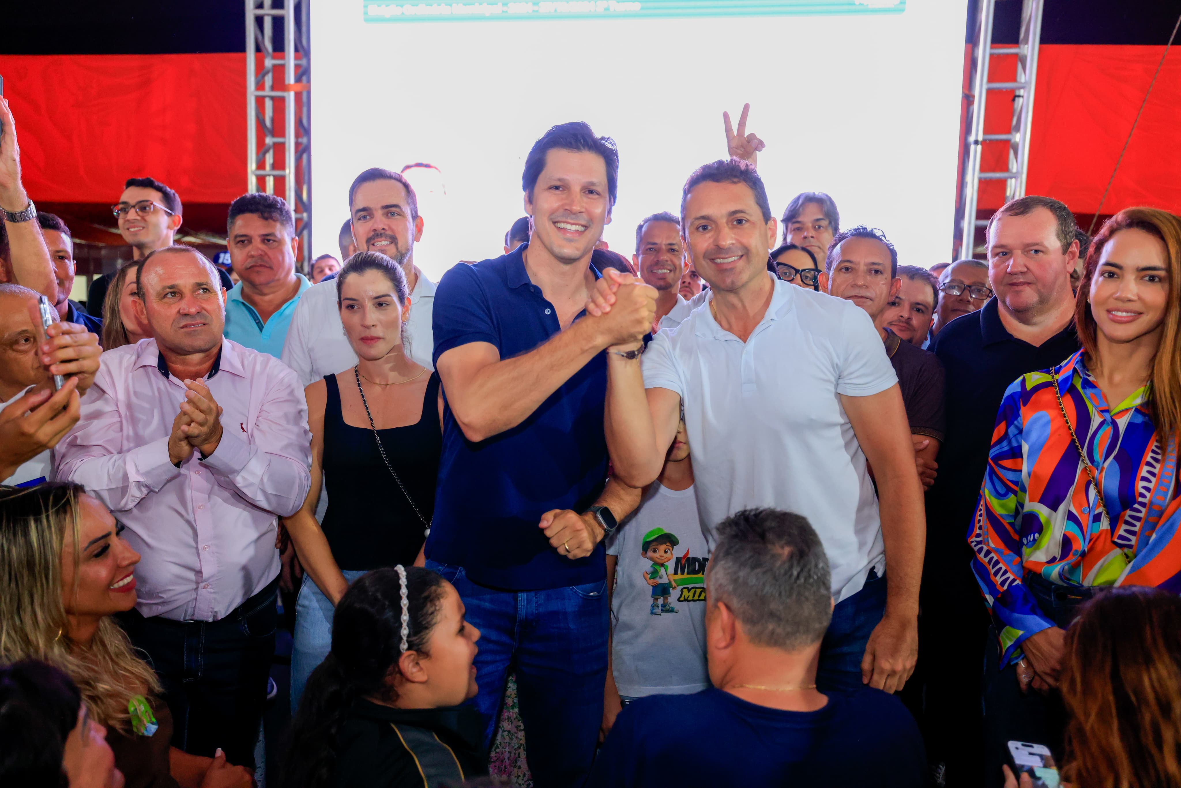  Vice-governador e presidente estadual do MDB, Daniel Vilela celebra a vitória do partido em Aparecida de Goiânia; Caiado e Leandro Vilela reforçam compromisso de transformação do município.