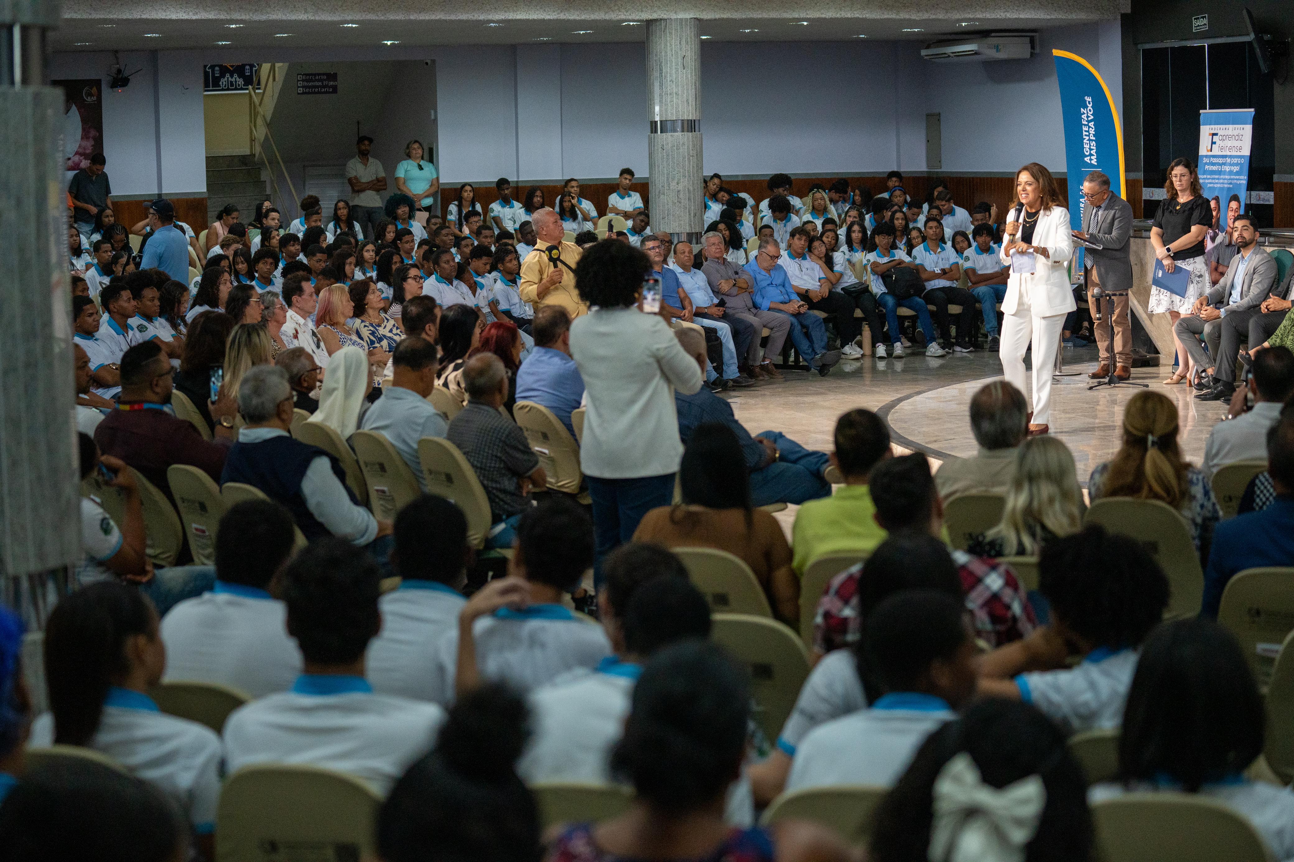 Primeira-dama, Gracinha Caiado, participa do anúncio de ampliação do programa Jovem Aprendiz, de Feira de Santana, Bahia