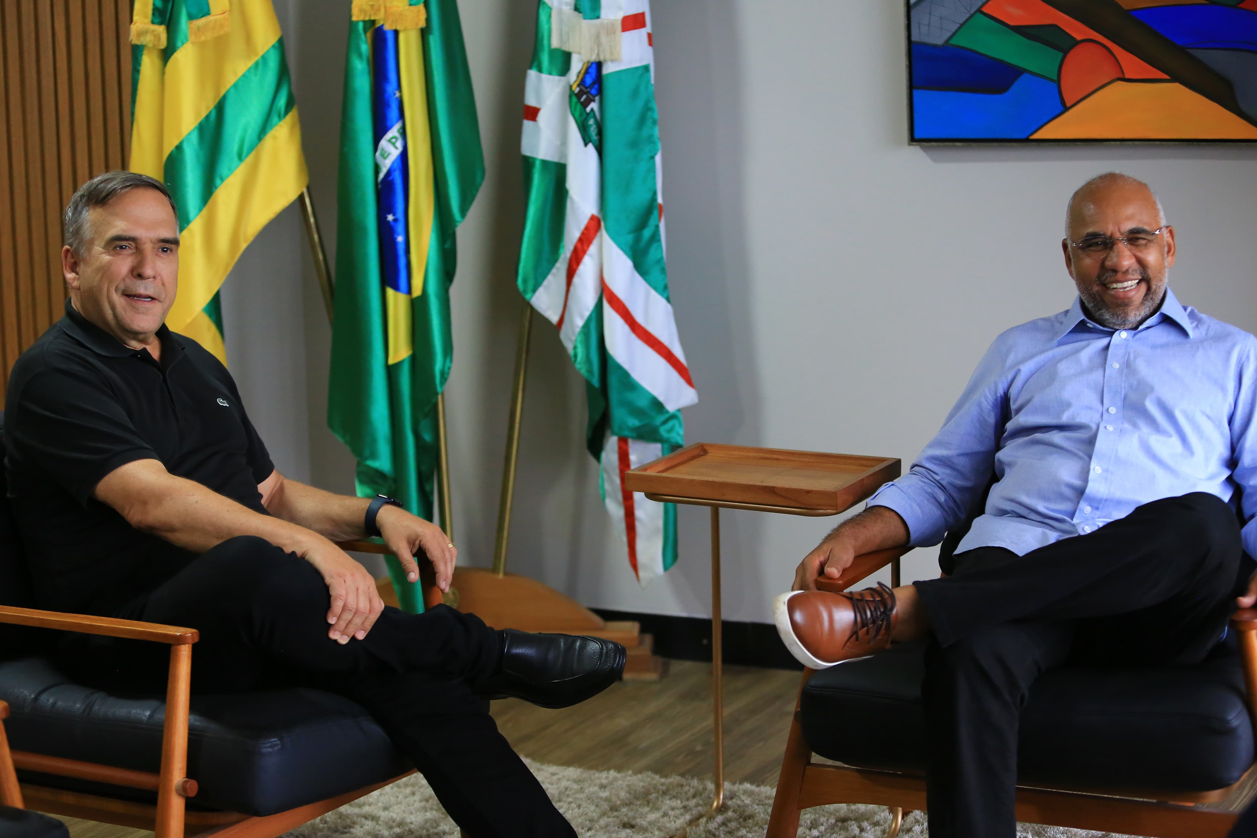 Prefeito Rogério e prefeito eleito, Sandro Mabel, realizam primeira reunião de transição