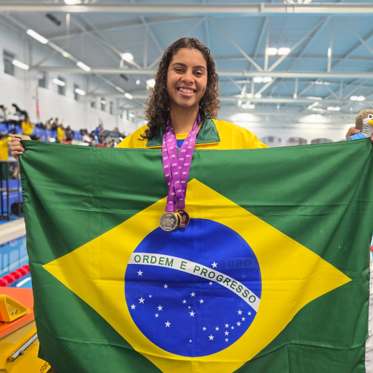 Gabrielly Vitória exibe medalhas conquistadas em competição, no Bahrein. Jovem treina no Centro de Excelência do Esporte e é bolsista do Pró-Atleta.