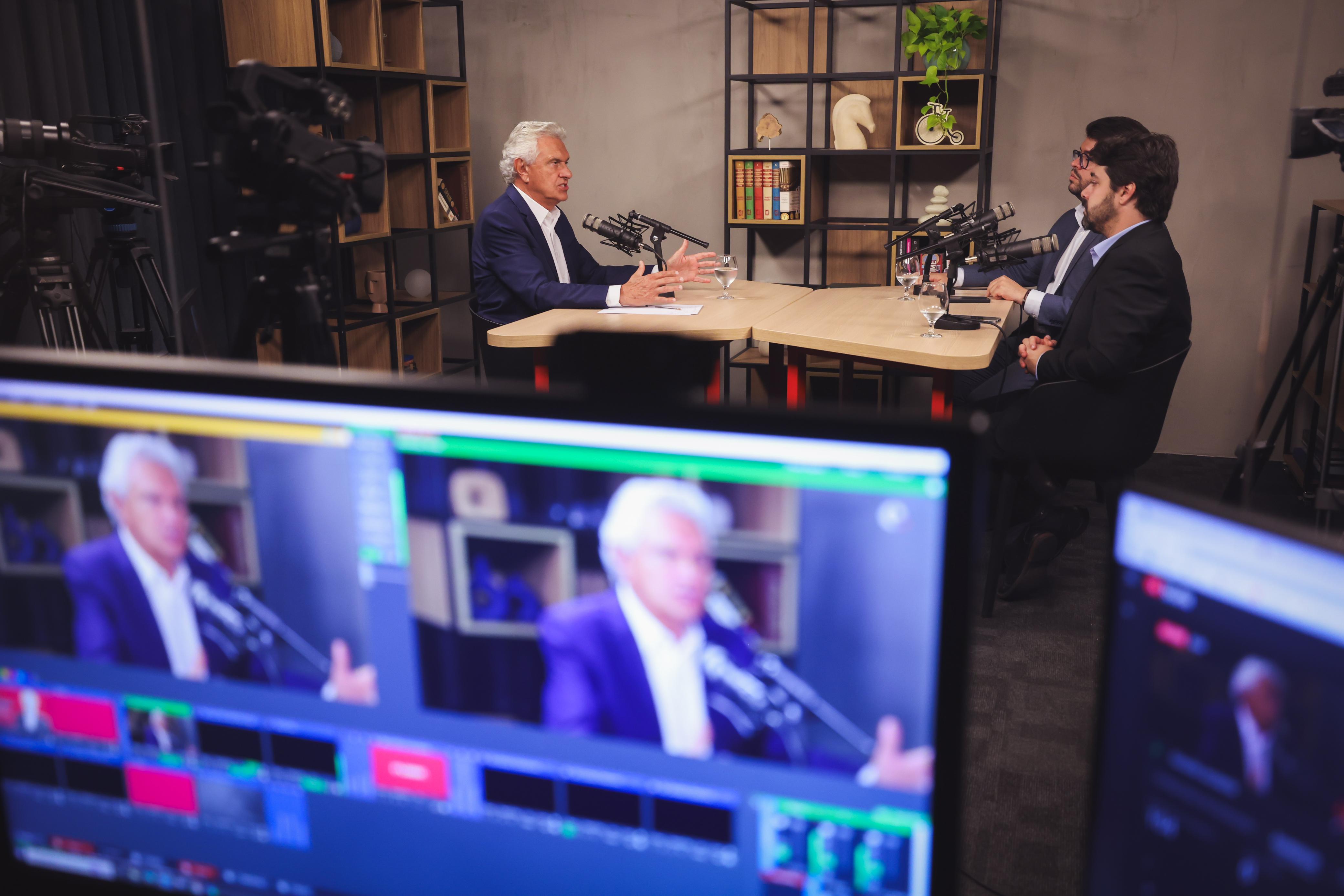 Governador Ronaldo Caiado critica momento tardio para discussão de corte de gastos no governo Lula, durante entrevista à Revista Exame