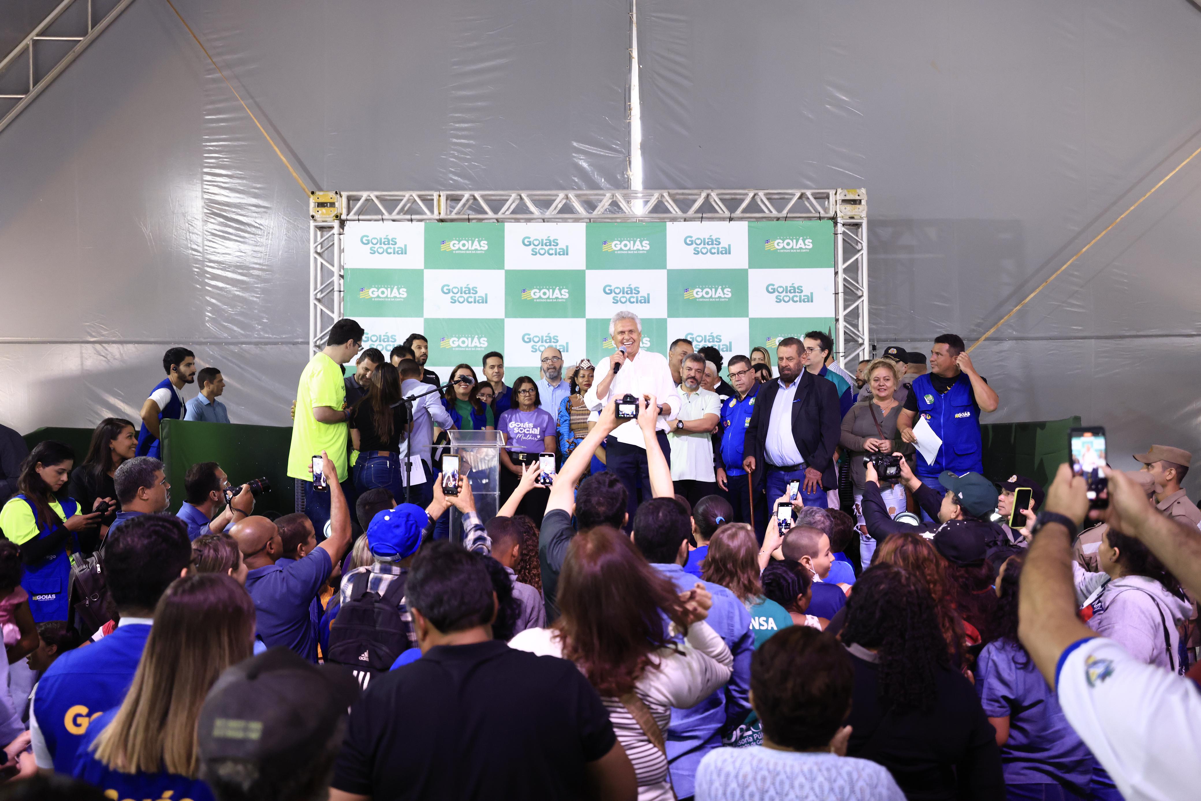 Caiado visitou estandes e conversou com a população durante a abertura do Goiás Social no Jardim Novo Mundo: 