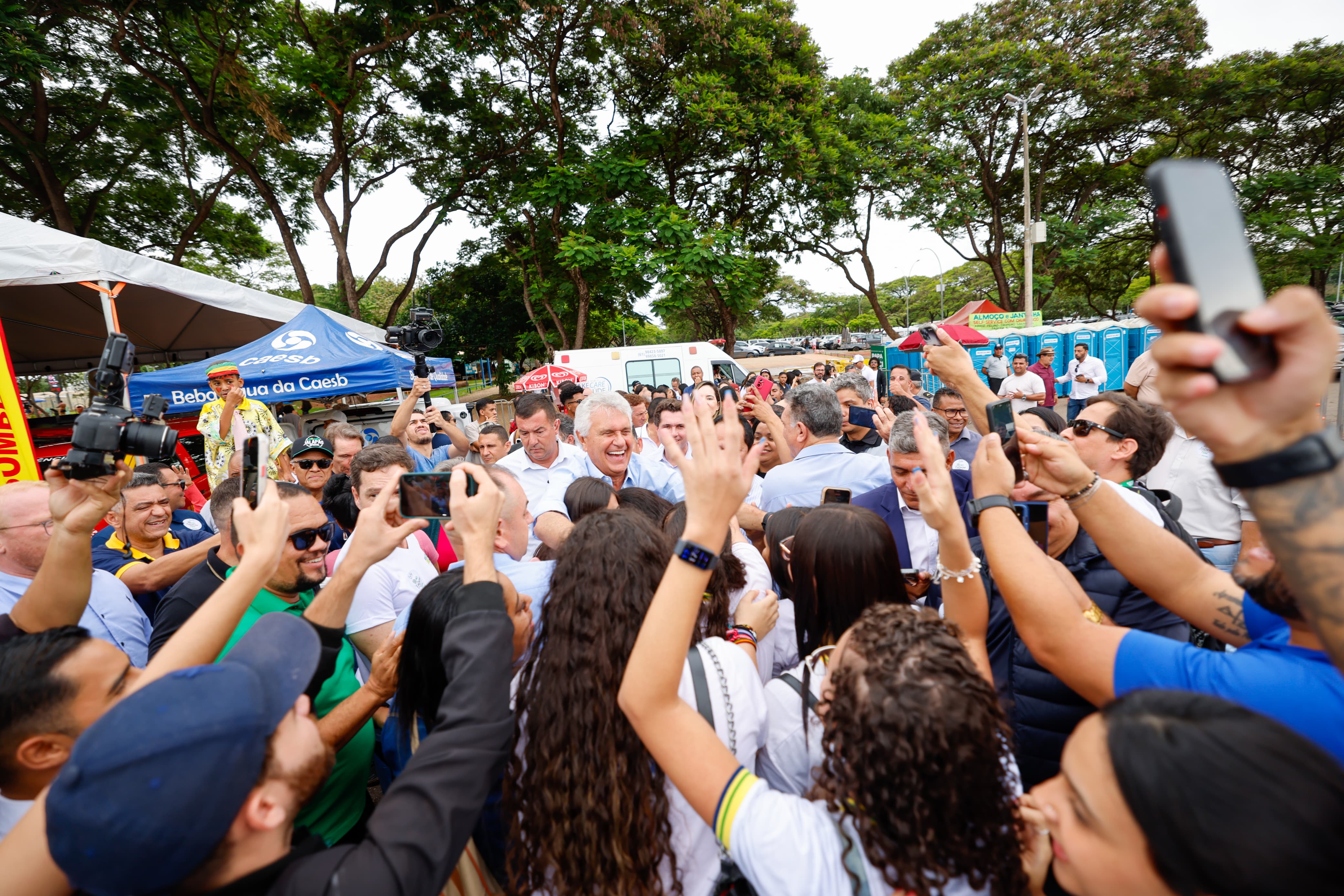 Governador Ronaldo Caiado conferiu os estandes da Feira #NoEntornoTem, no Parque da Cidade, em Brasília, e elogiou o evento: 