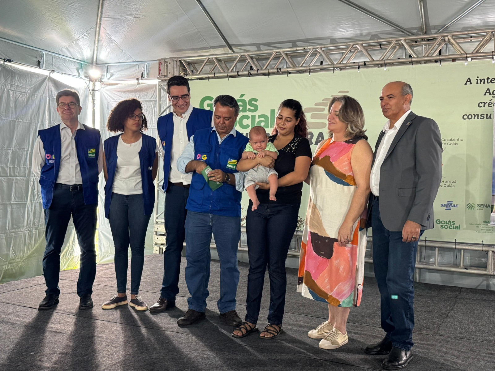 Moradores do distrito de Ferreiro recebem atendimentos e serviços do Goiás Social