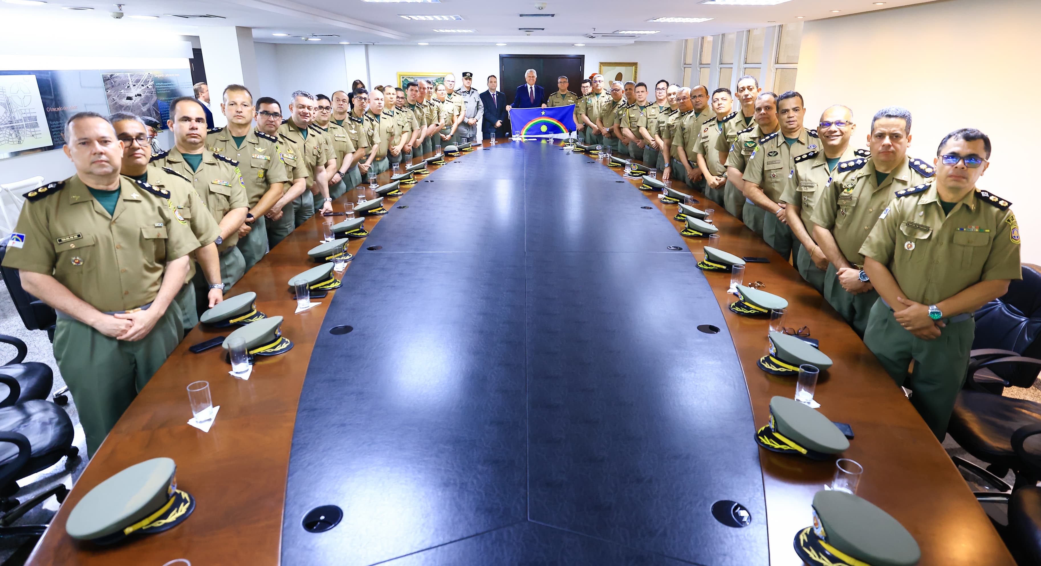 Governador Ronaldo Caiado recepciona militares pernambucanos no Palácio Pedro Ludovico Teixeira: 