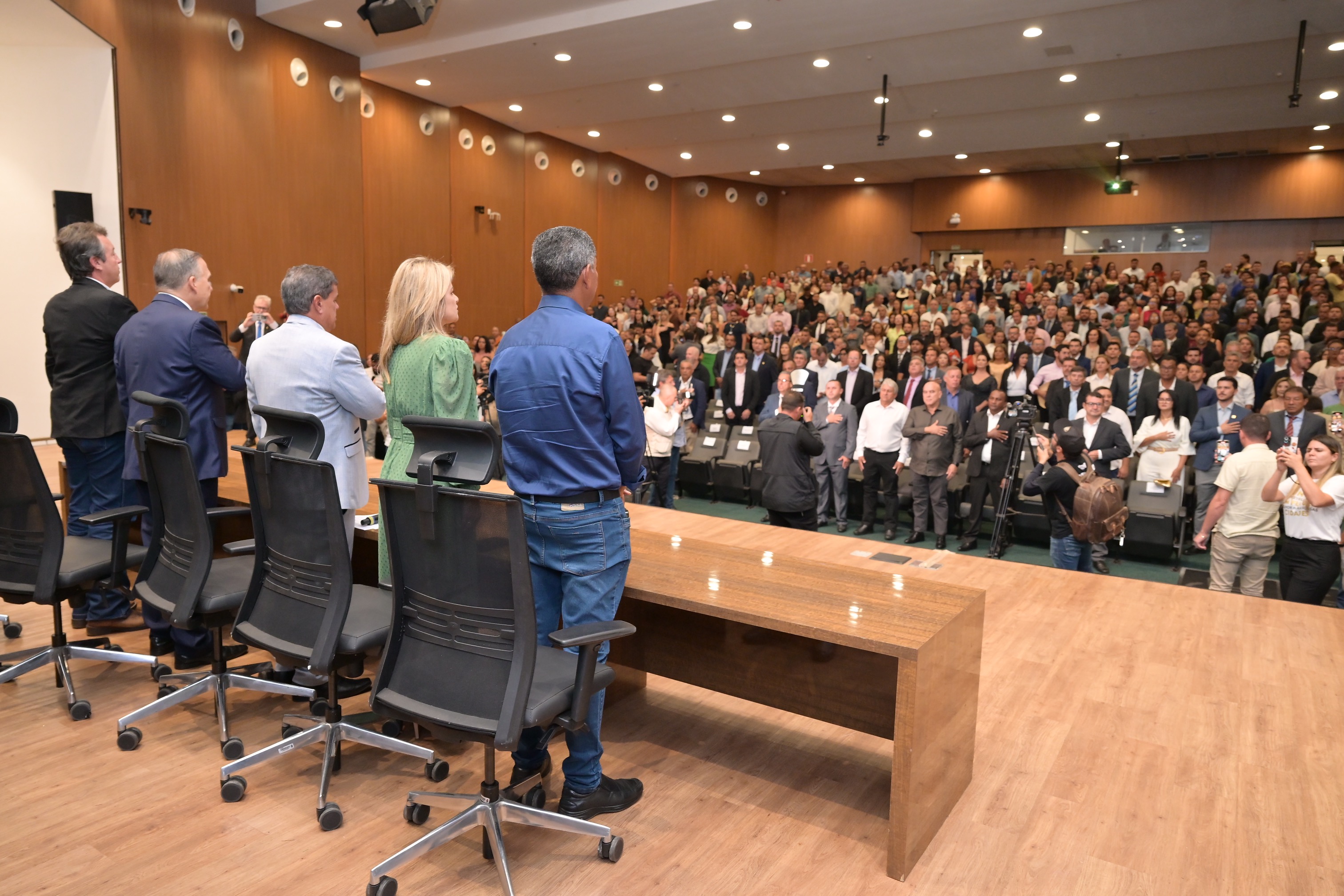 Sessão solene em homenagem às lideranças políticas de Goiás