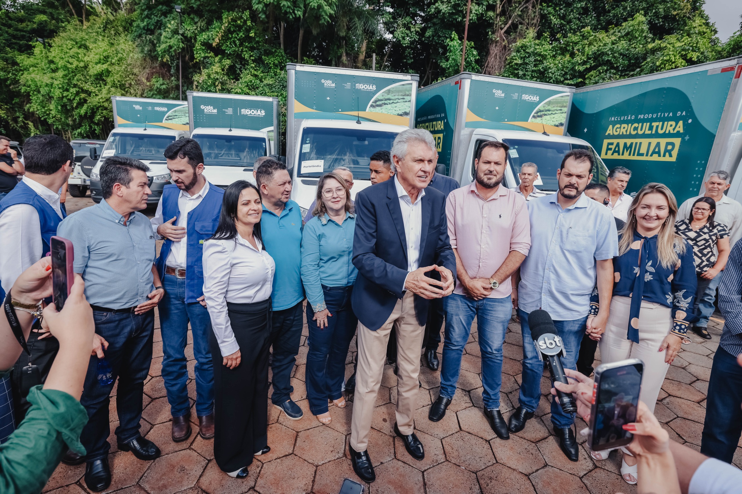 Governador Ronaldo Caiado durante entrega de 40 títulos definitivos de domínio de terras e dez caminhões destinados ao apoio à agricultura familiar e à execução do PAA Goiás