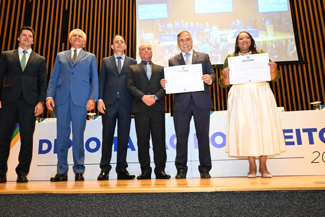 Presidente do TRE GO, desembargador Luiz Cláudio Veiga Braga, ao lado do governador Ronaldo Caiado e do vice Daniel Vilela entregando os diplomas de Prefeito a Sandro Mabel (UB) e Coronel Cláudia (Avante)