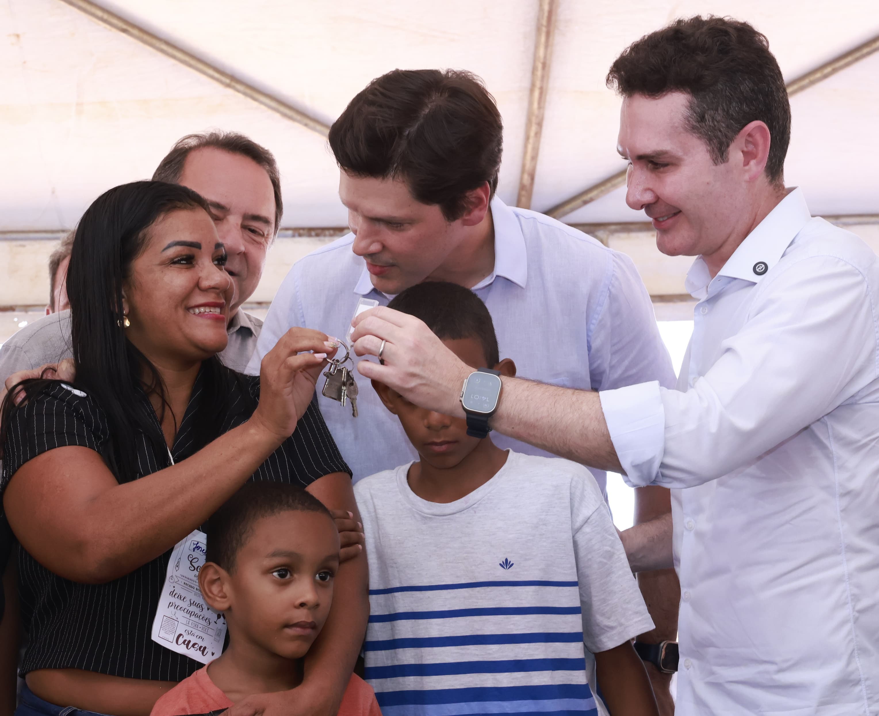  Vice-governador Daniel Vilela, ao lado do ministro Jader Filho, participa da entrega de 100 casas, em Montes Claros de Goiás