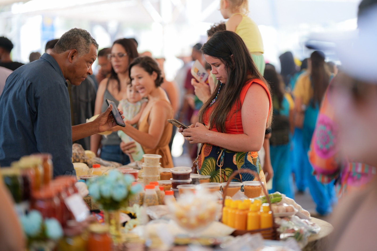 No Entorno do Distrito Federal, feira comercializa produtos de artesanato e da agricultura familiar: economia aquecida gera emprego e renda