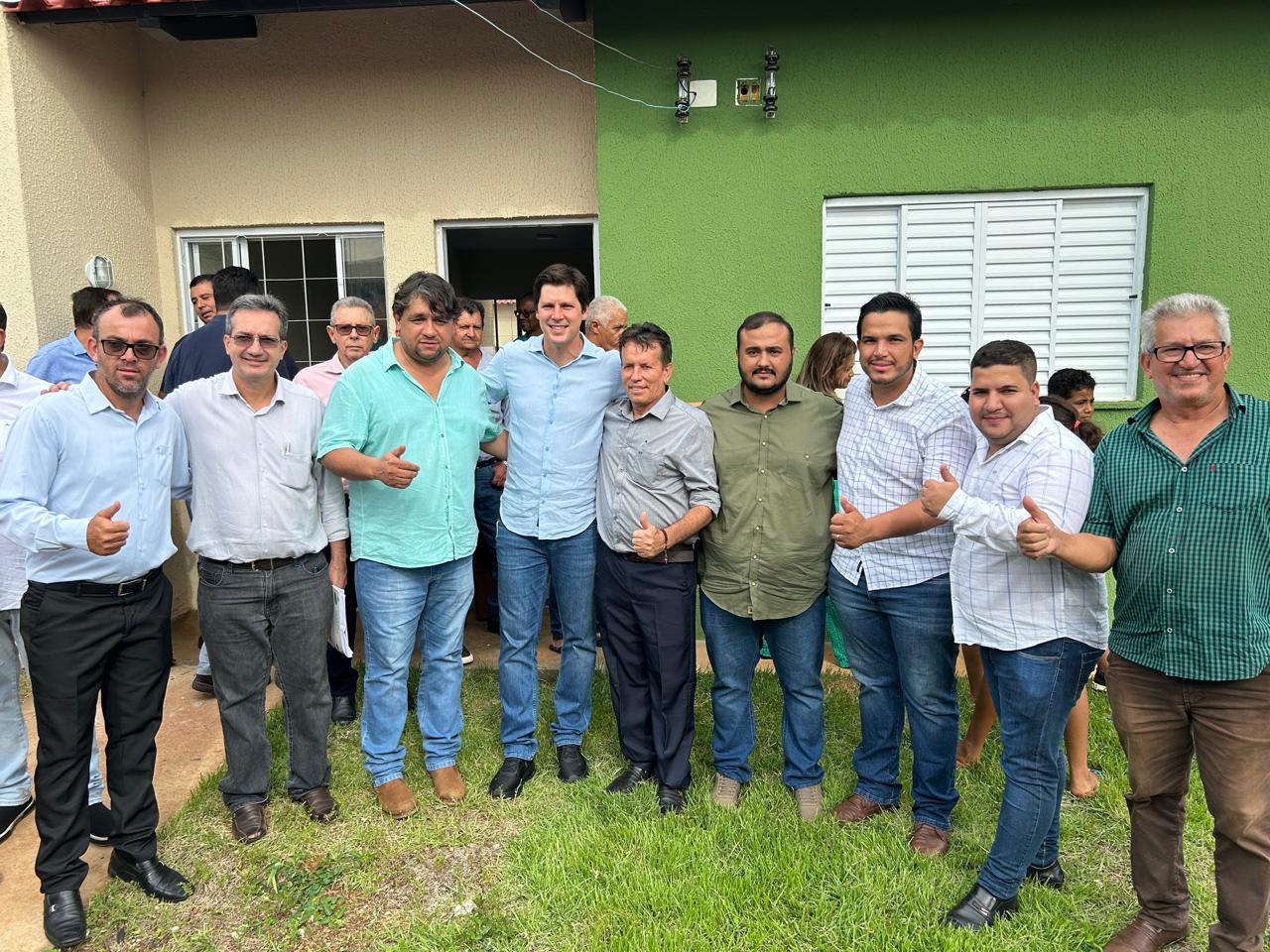 Daniel Vilela junto a aliados realiza entrega de moradias a custo zero em Campos Verdes; programa reforça compromisso do Governo de Goiás com famílias vulneráveis