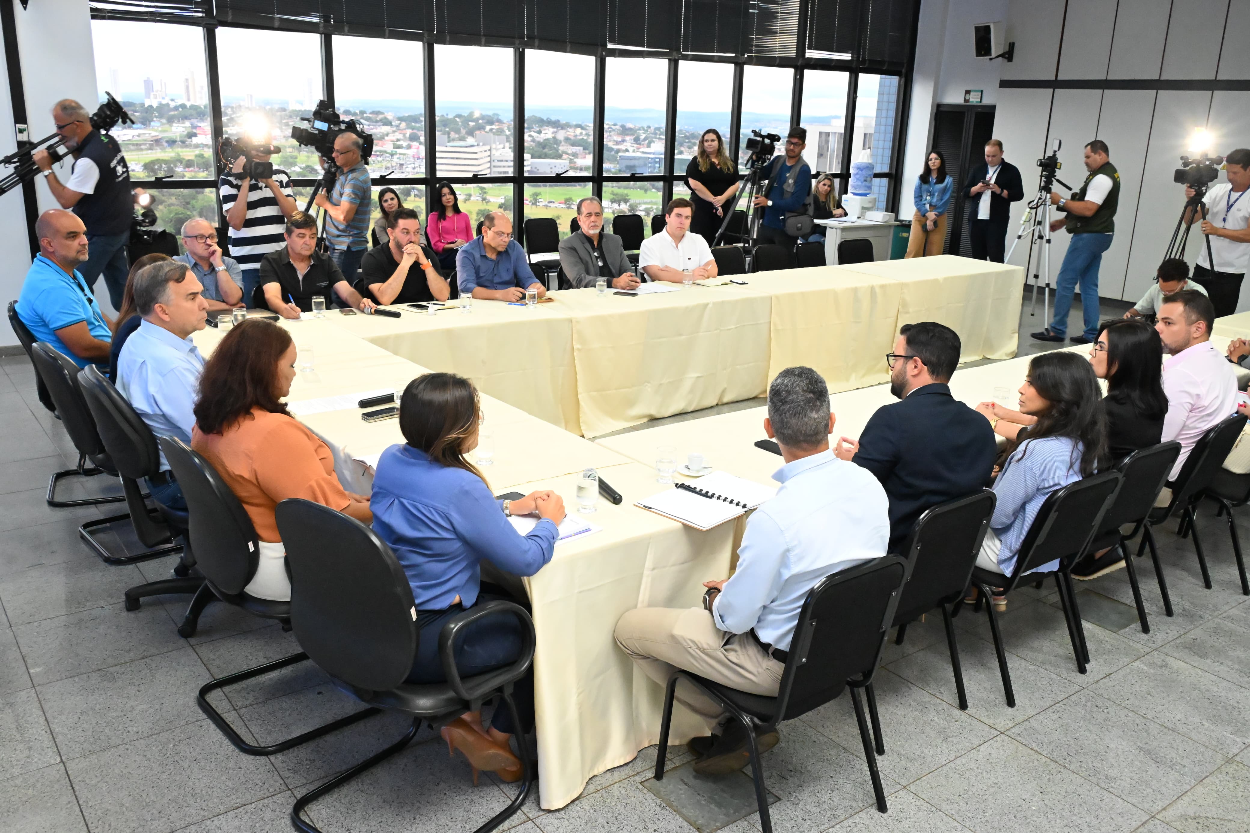 Reunião no Paço Municipal discutiu saída para situação dos fios abandonados em postes de iluminação pública em Goiânia