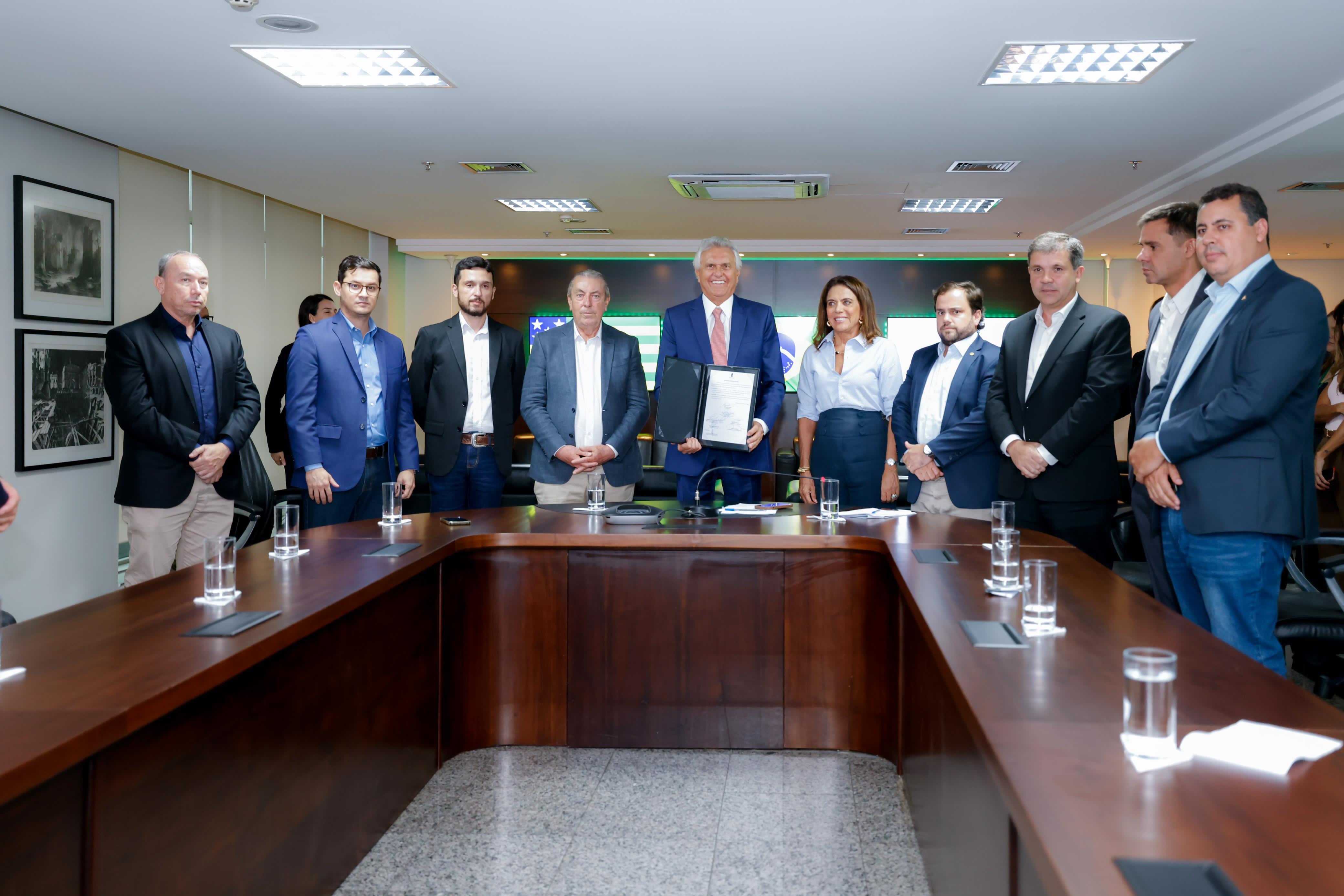 Governador Ronaldo Caiado comemora a celebração de acordo com Sebrae e Senar para assistência técnica a pequenos produtores de manga e maracujá