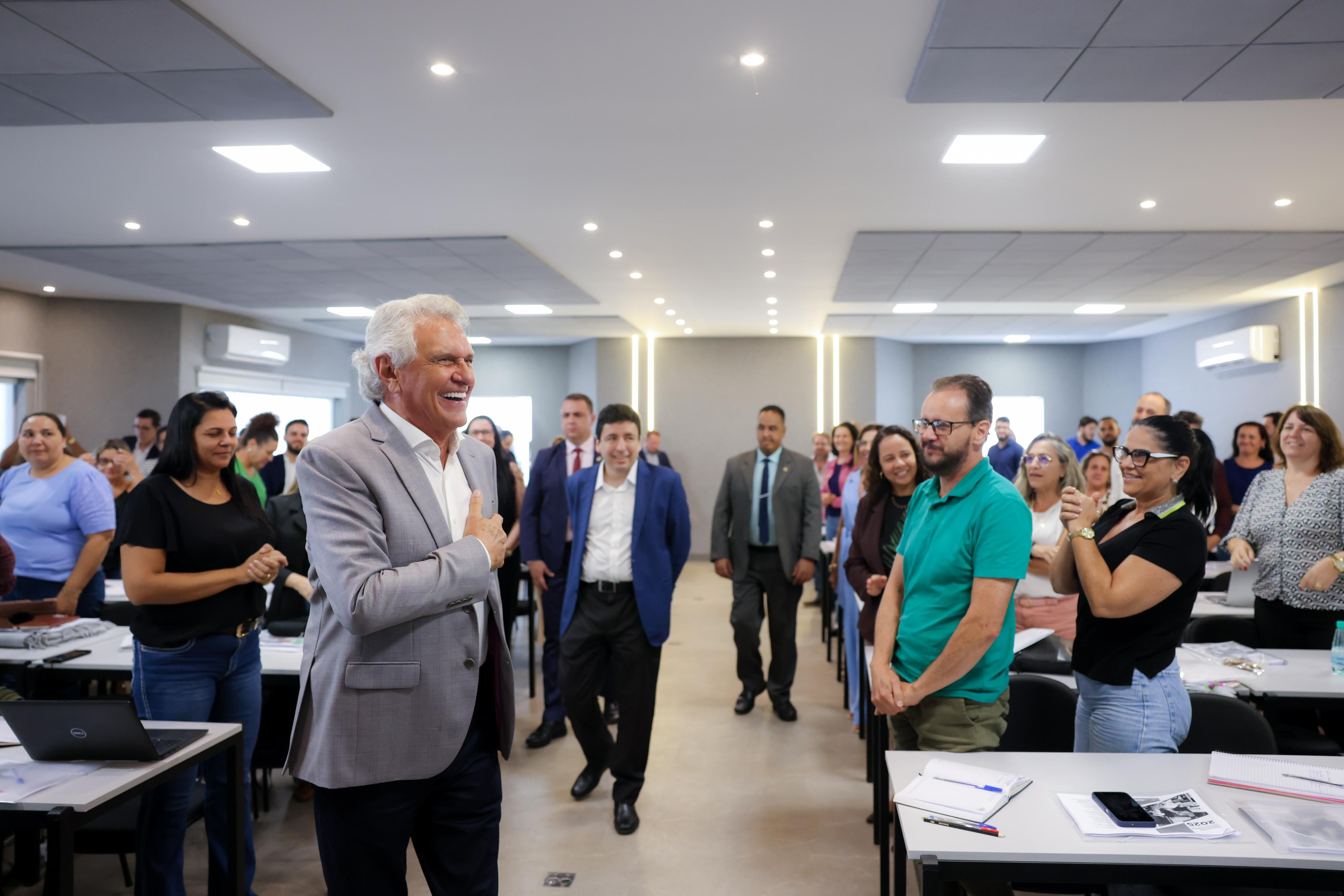 Governador Ronaldo Caiado participa de encontro com profissionais da educação estadual: valorização da carreira é foco da gestão