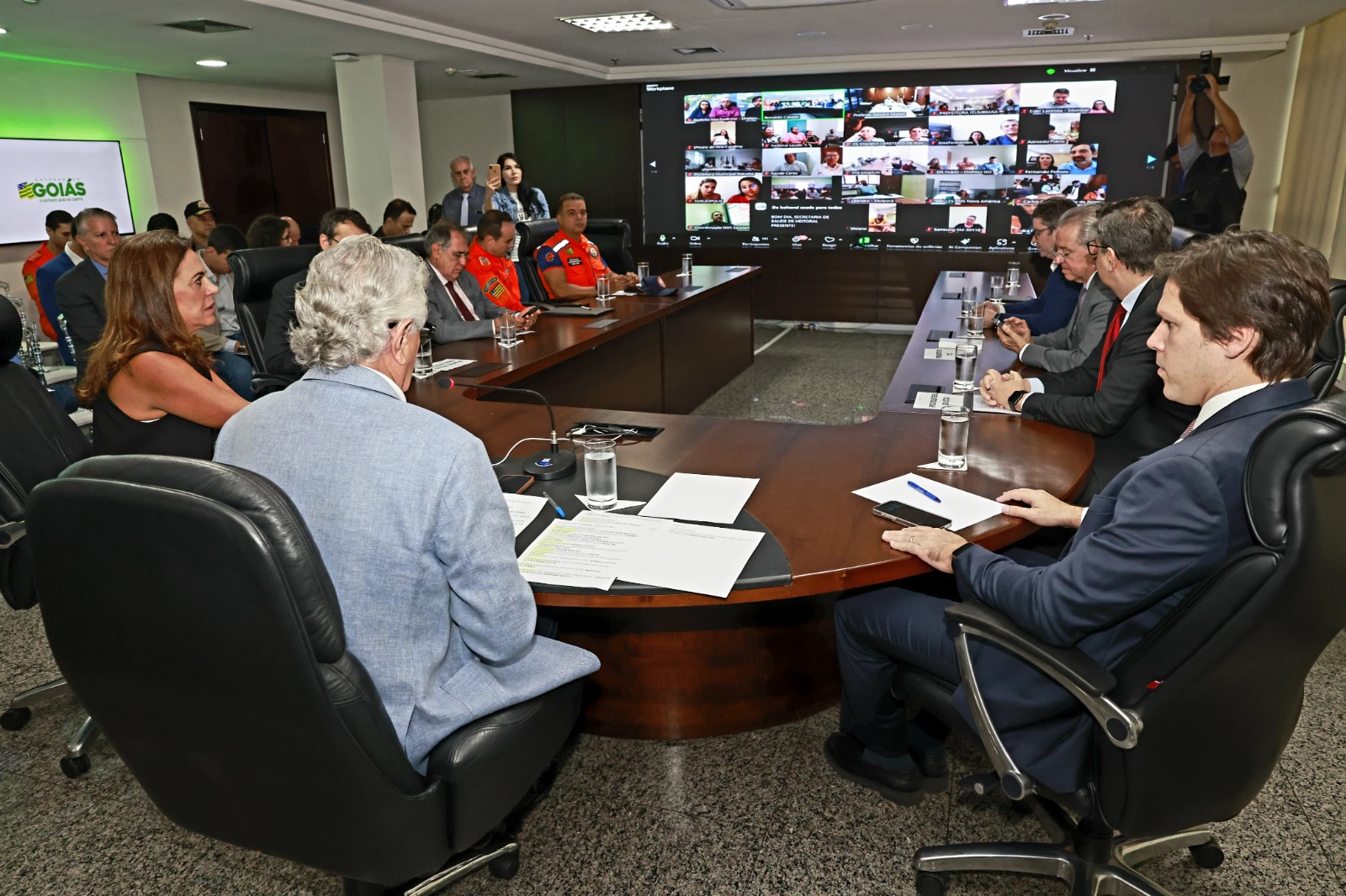 Governador Ronaldo Caiado e primeira-dama Gracinha Caiado durante reunião com prefeitos, autoridades e profissionais da área de saúde com o objetivo de intensificar o combate à dengue no estado