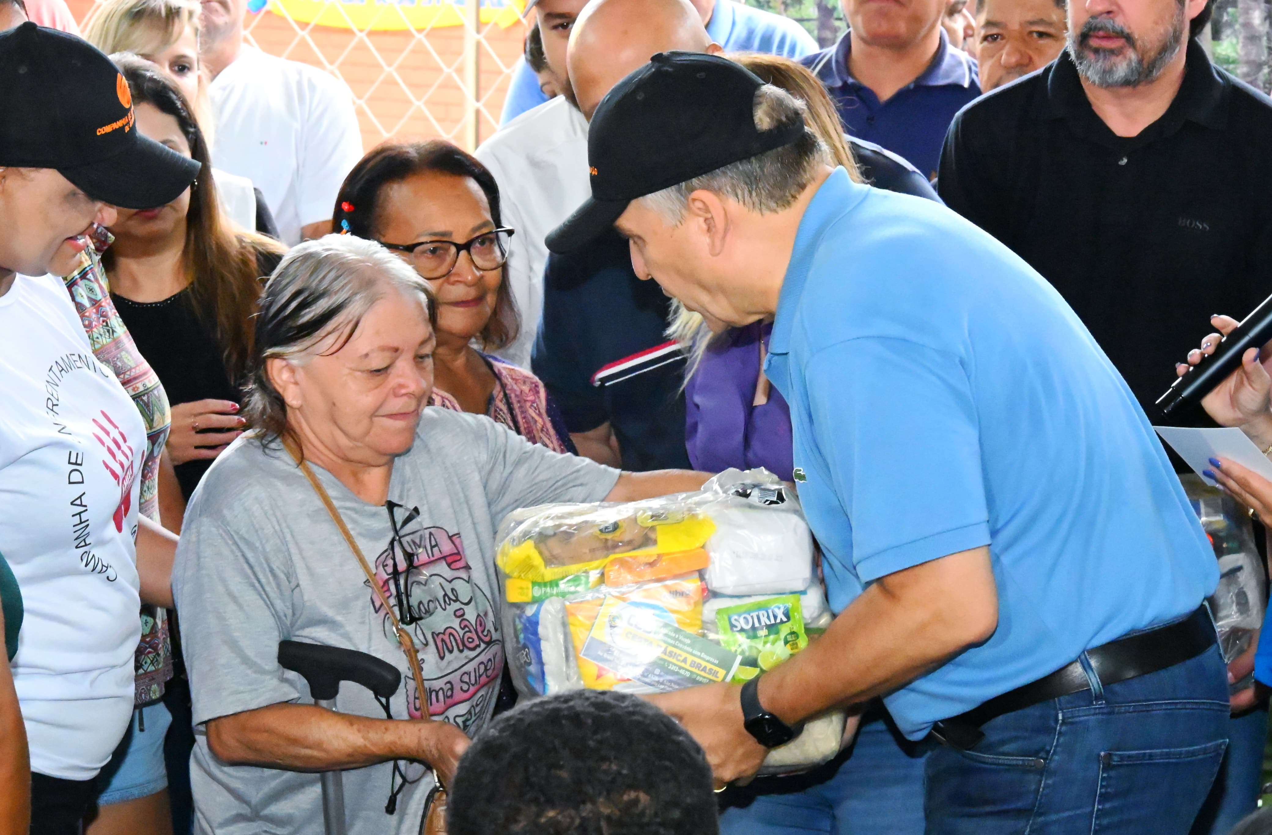 Prefeito Sandro Mabel faz a entrega de cesta básica a uma moradora do Jardim Guanabara I, durante o 3º Mutirão dos 100 dias na Região Norte, neste sábado (18/1)