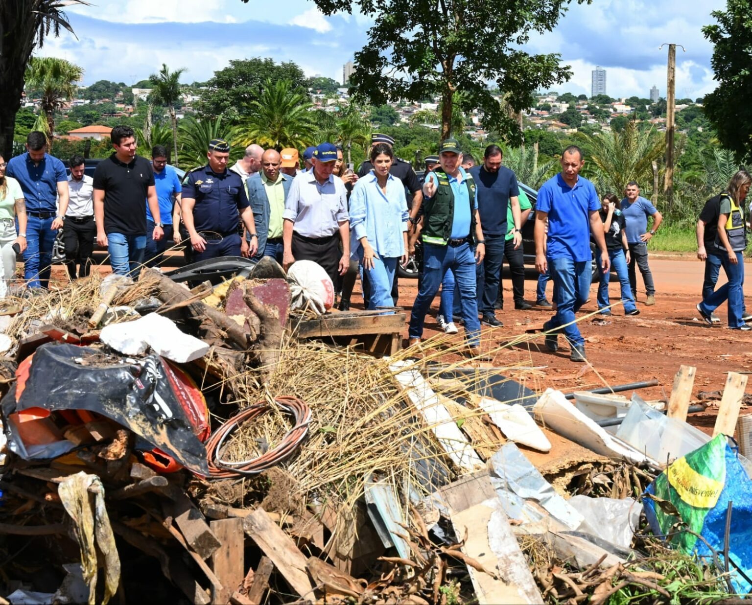  Prefeitura de Goiânia reforça pedido à população para que faça o descarte de resíduos em locais adequados e denuncie infratores pelo fone 161, pelo aplicativo Prefeitura 24h e pelo 153 da GCM