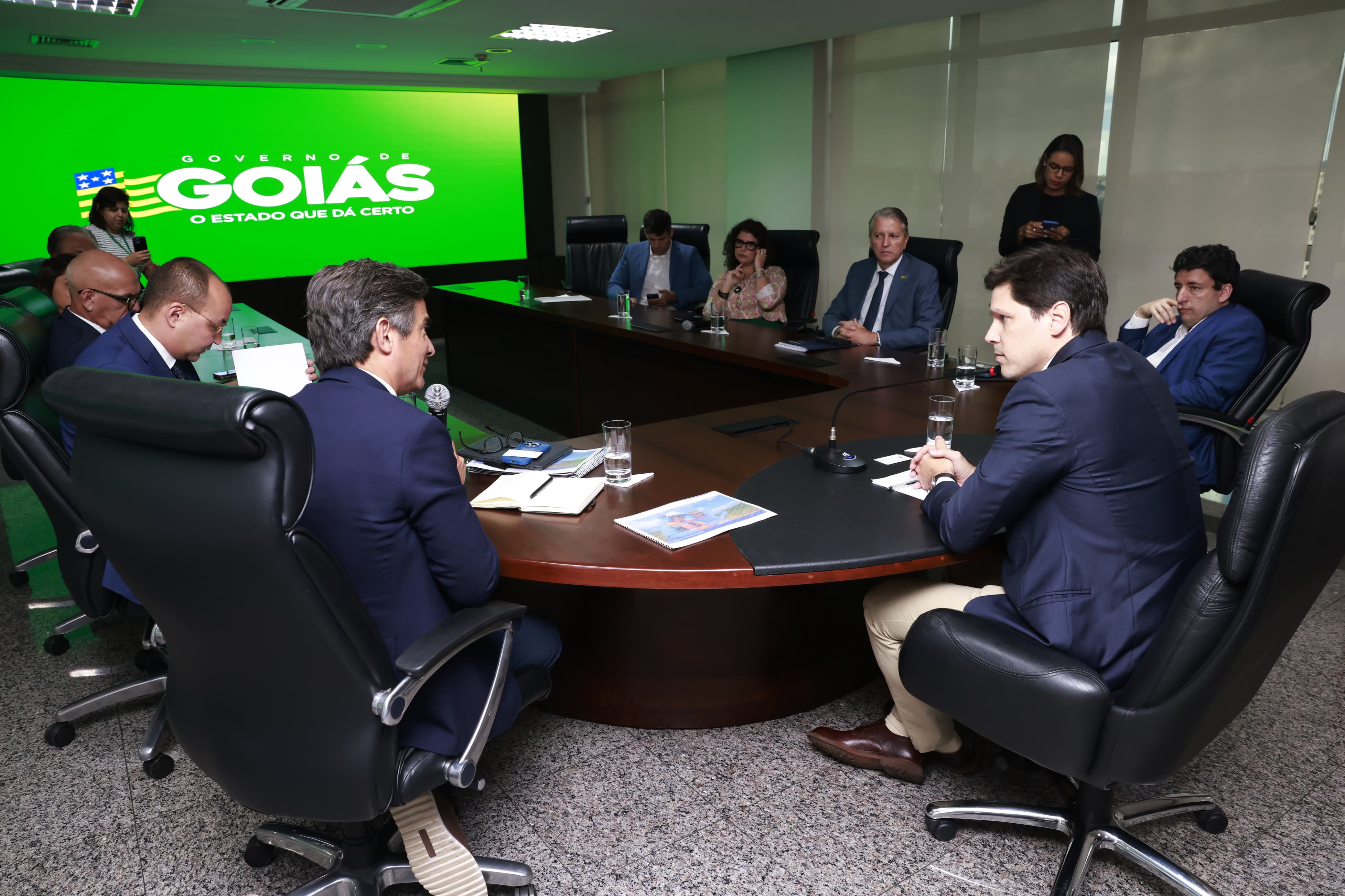 Vice-governador Daniel Vilela discute, com representantes de mineradora peruana, termos para instalação da multinacional em Nova Roma