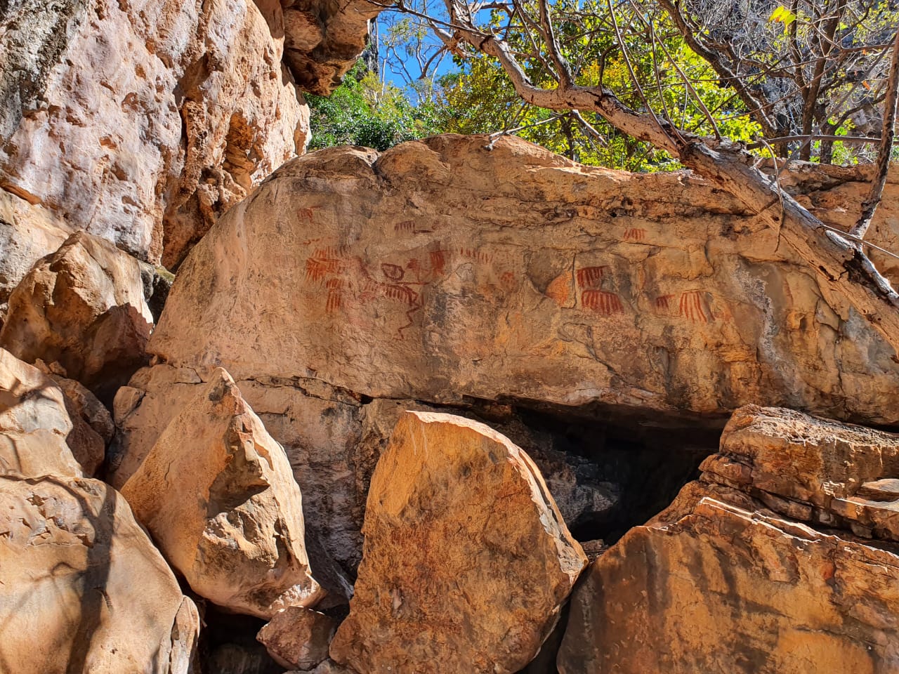  Pinturas rupestres localizadas no sítio arqueológico da fazenda Pau Pombo