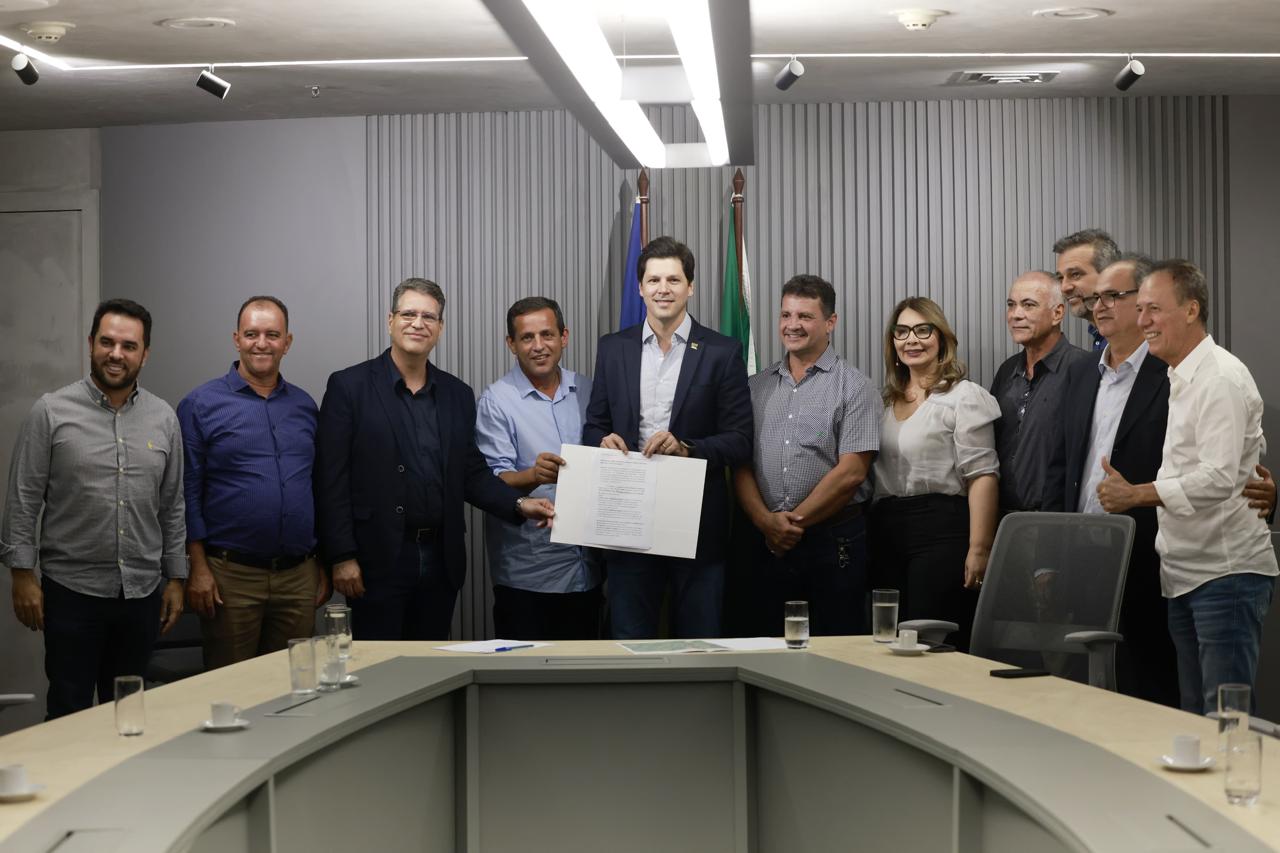 Vice-governador Daniel Vilela reuniu gestores estaduais e lideranças municipais para assinatura de ordem de serviço: 