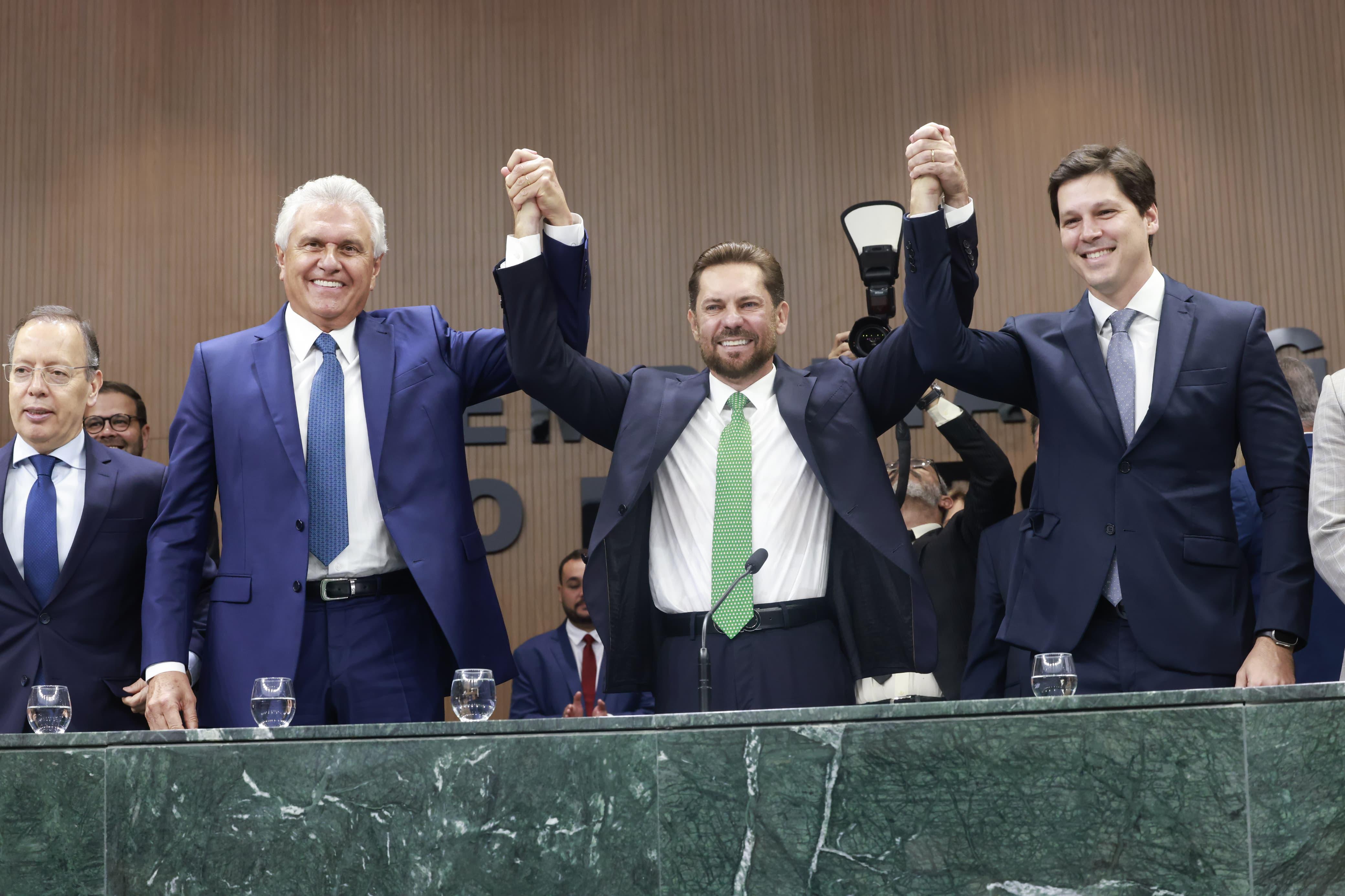 Daniel Vilela ao lado presidente da Alego, Bruno Peixoto, e o governador Ronaldo Caiado na sessão de posse da nova mesa Alego