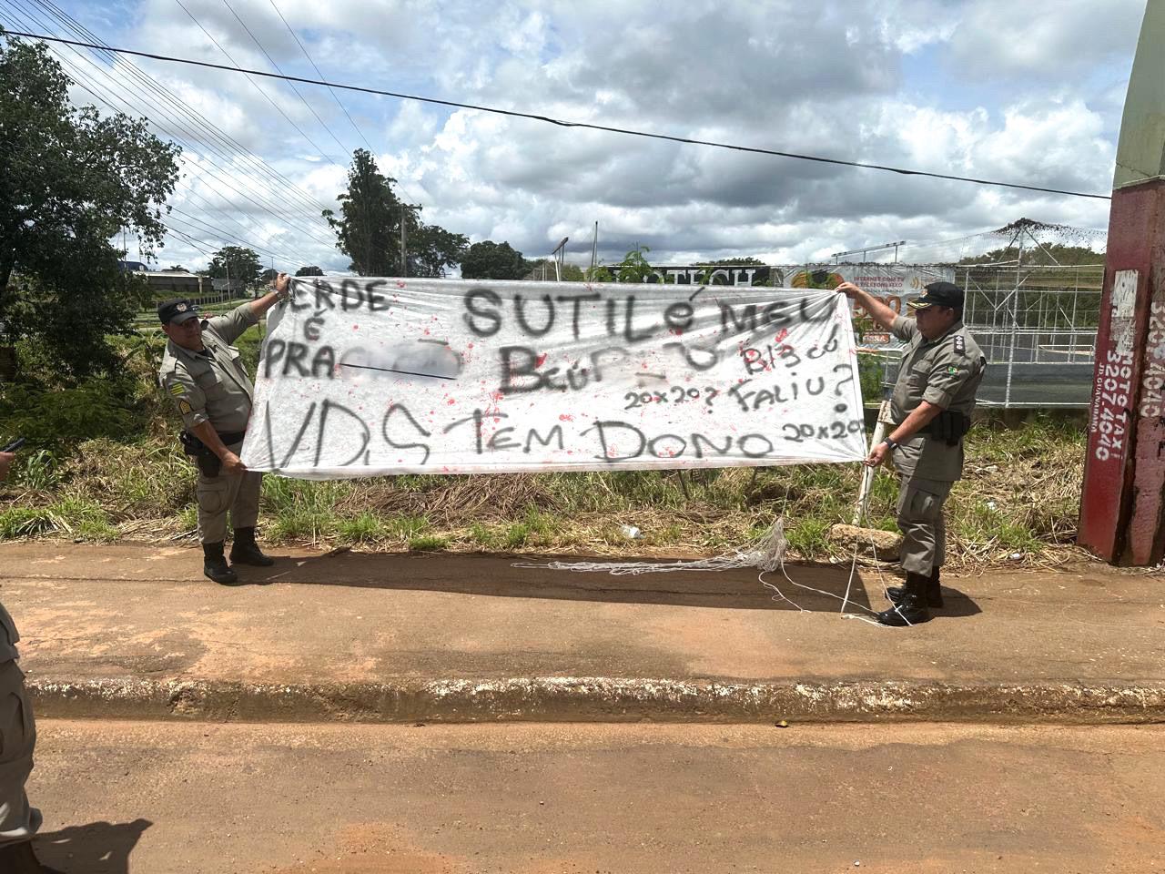 Faixa em tom ameaçador teria sido colocada por integrantes do Esquadrão Vilanovense para ameaçar rivais, na véspera de clássico no Goianão