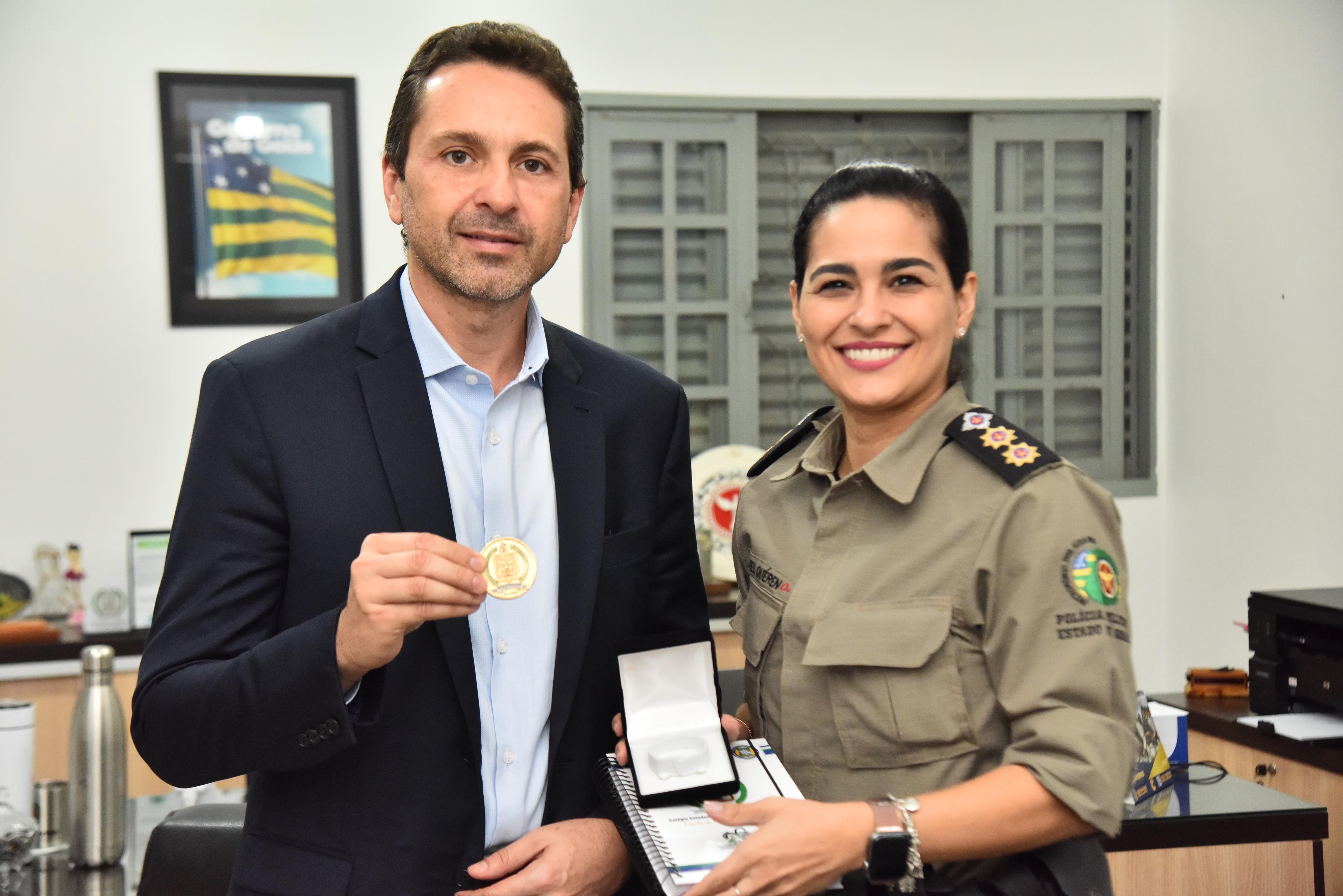 Na ocasião, o prefeito recebeu ainda das mãos da comandante a Moeda Comemorativa aos 25 anos do Projeto Colégios Estaduais da Polícia Militar de Goiás - CEPMG.